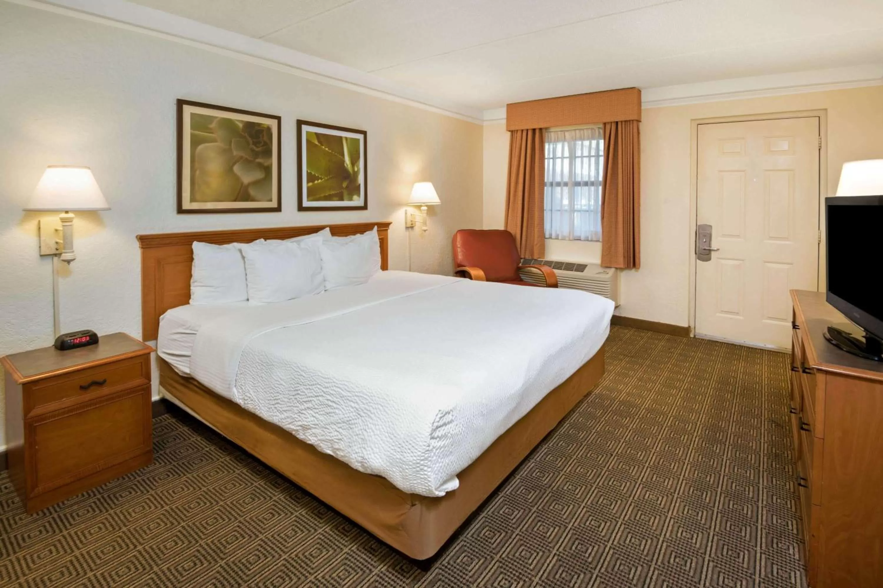Photo of the whole room, Bed in La Quinta Inn by Wyndham San Antonio Market Square
