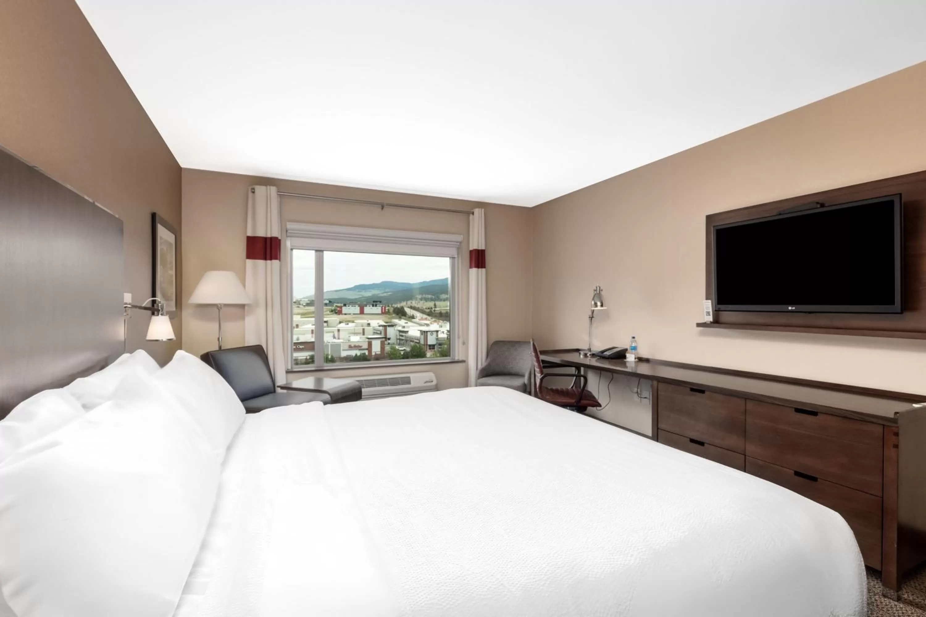 Photo of the whole room, Bed in Four Points by Sheraton Kelowna Airport