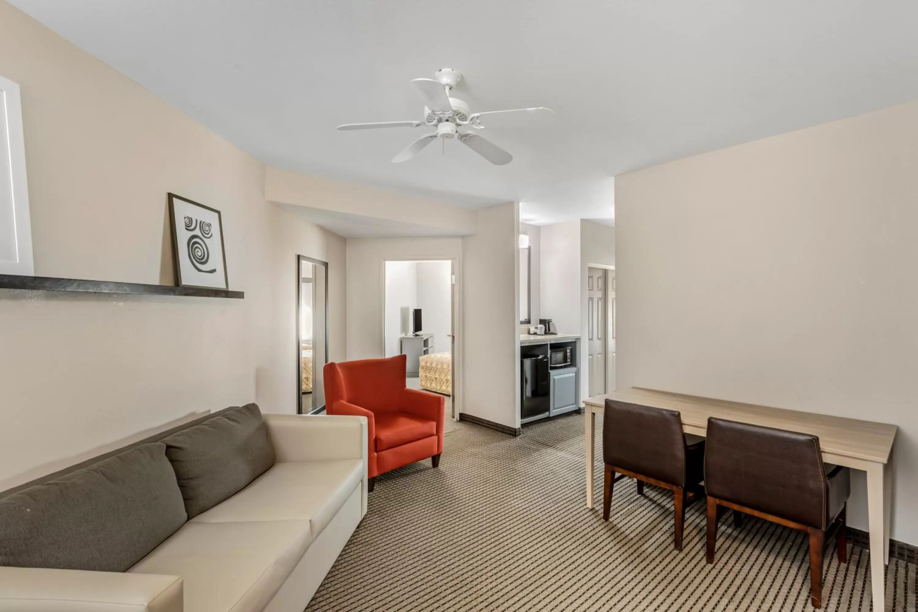 Living room in Country Inn & Suites by Radisson, Elk Grove Village-Itasca