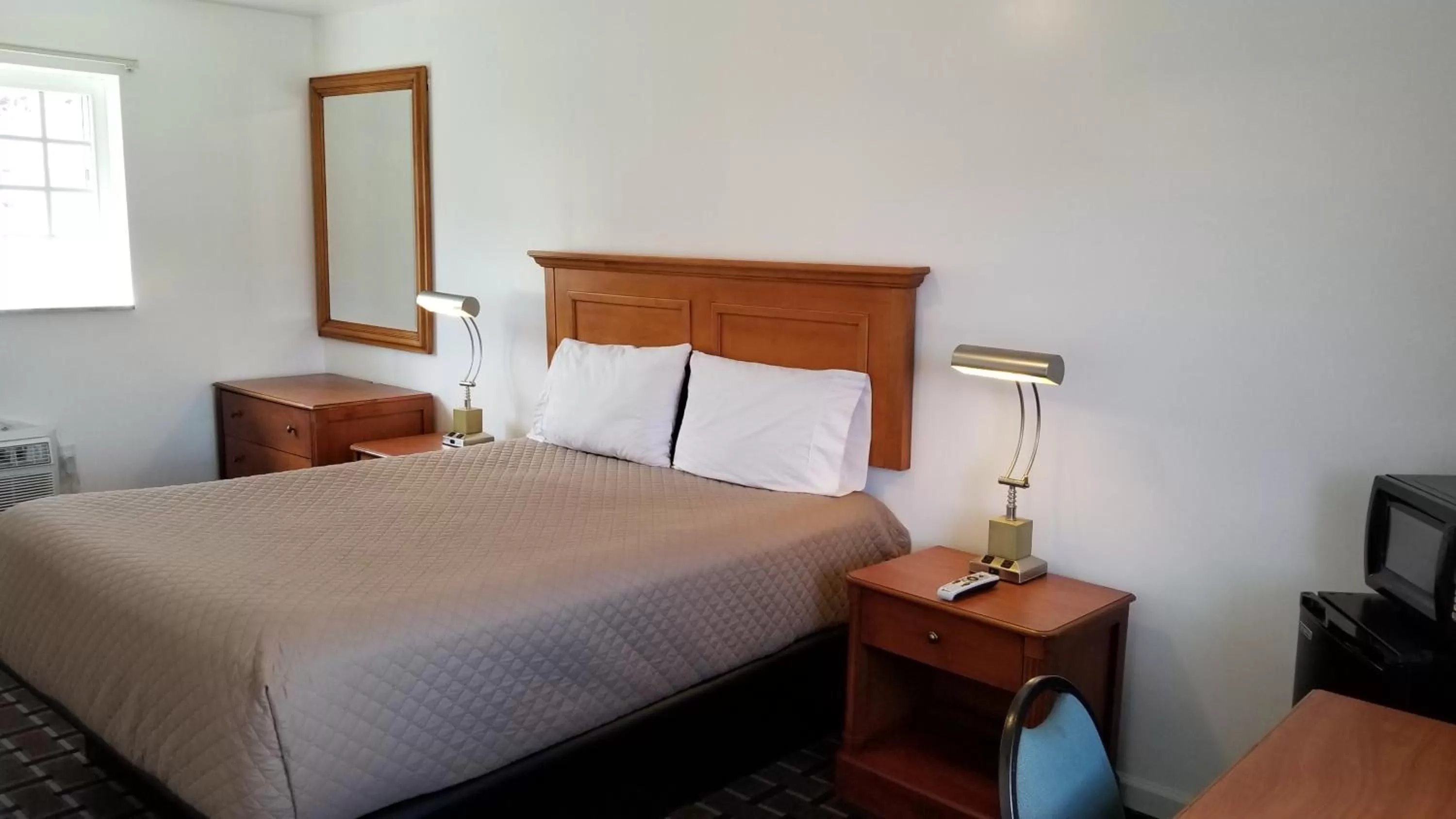 Bedroom, Bed in Budget Inn Breezewood