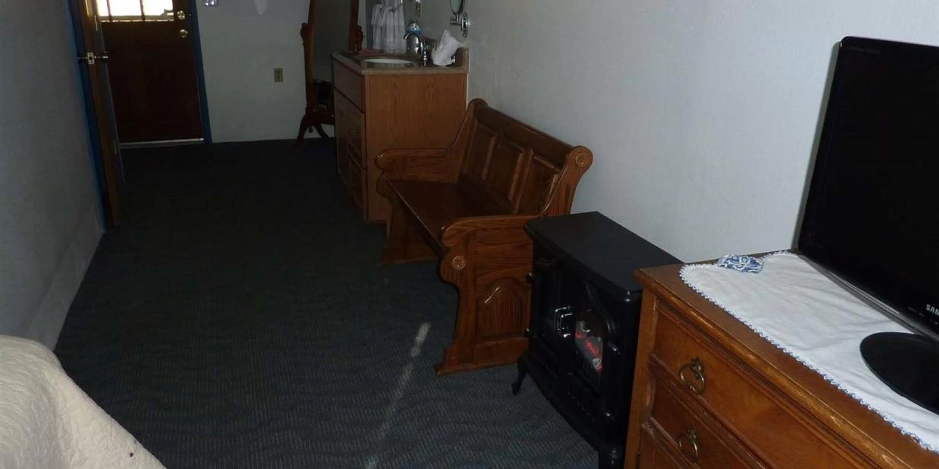 TV and multimedia in Sugarloaf Mountain Motel