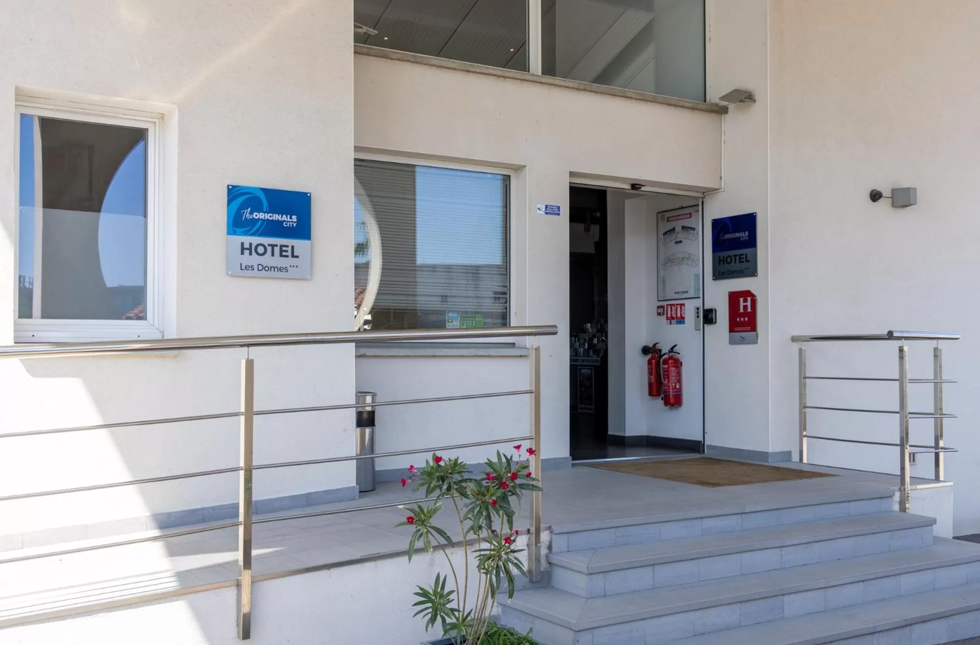 Facade/entrance in The Originals City, Hôtel Les Dômes, Perpignan Sud Saleilles