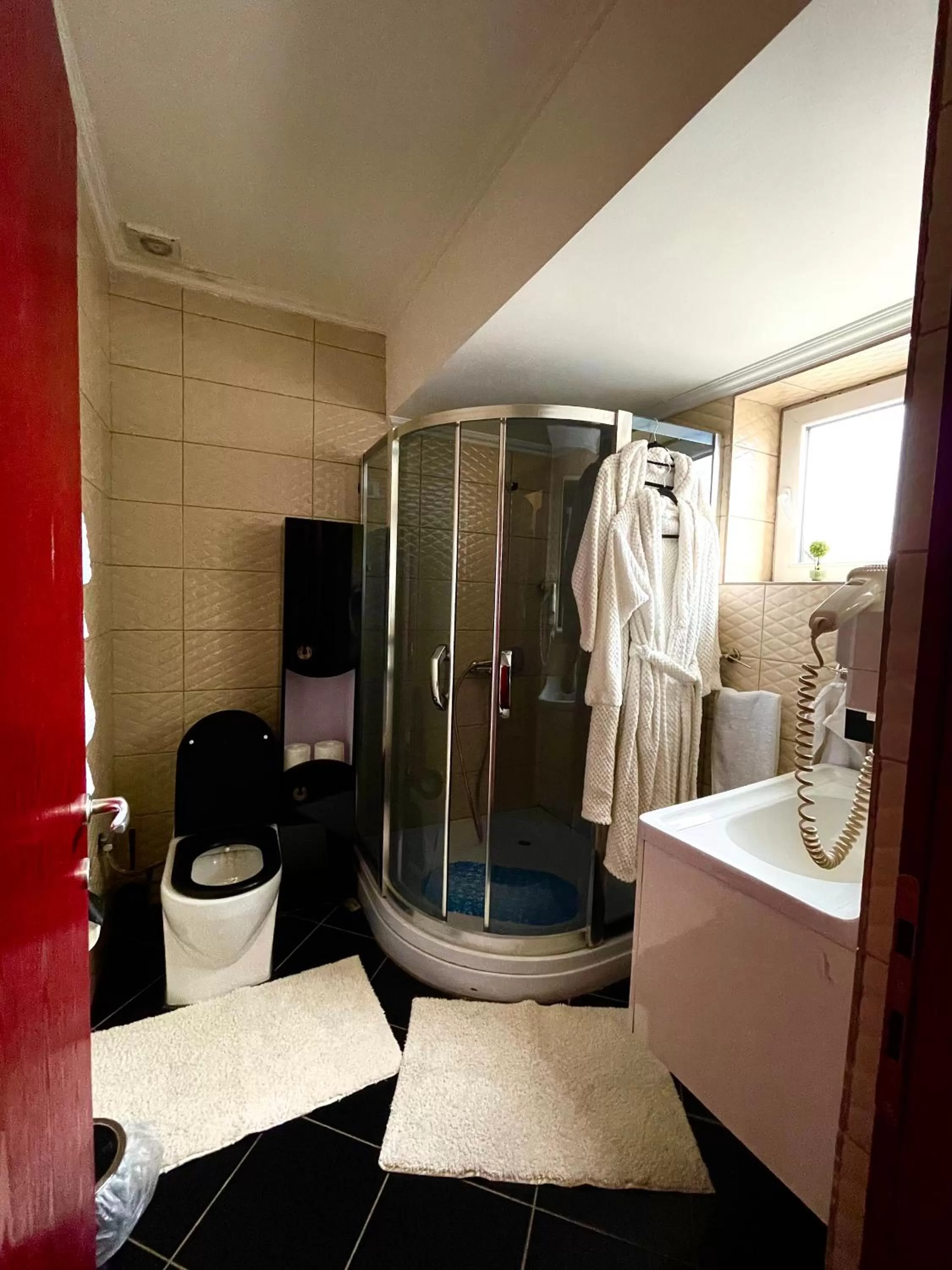 Shower, Bathroom in HOTEL LYBETEN