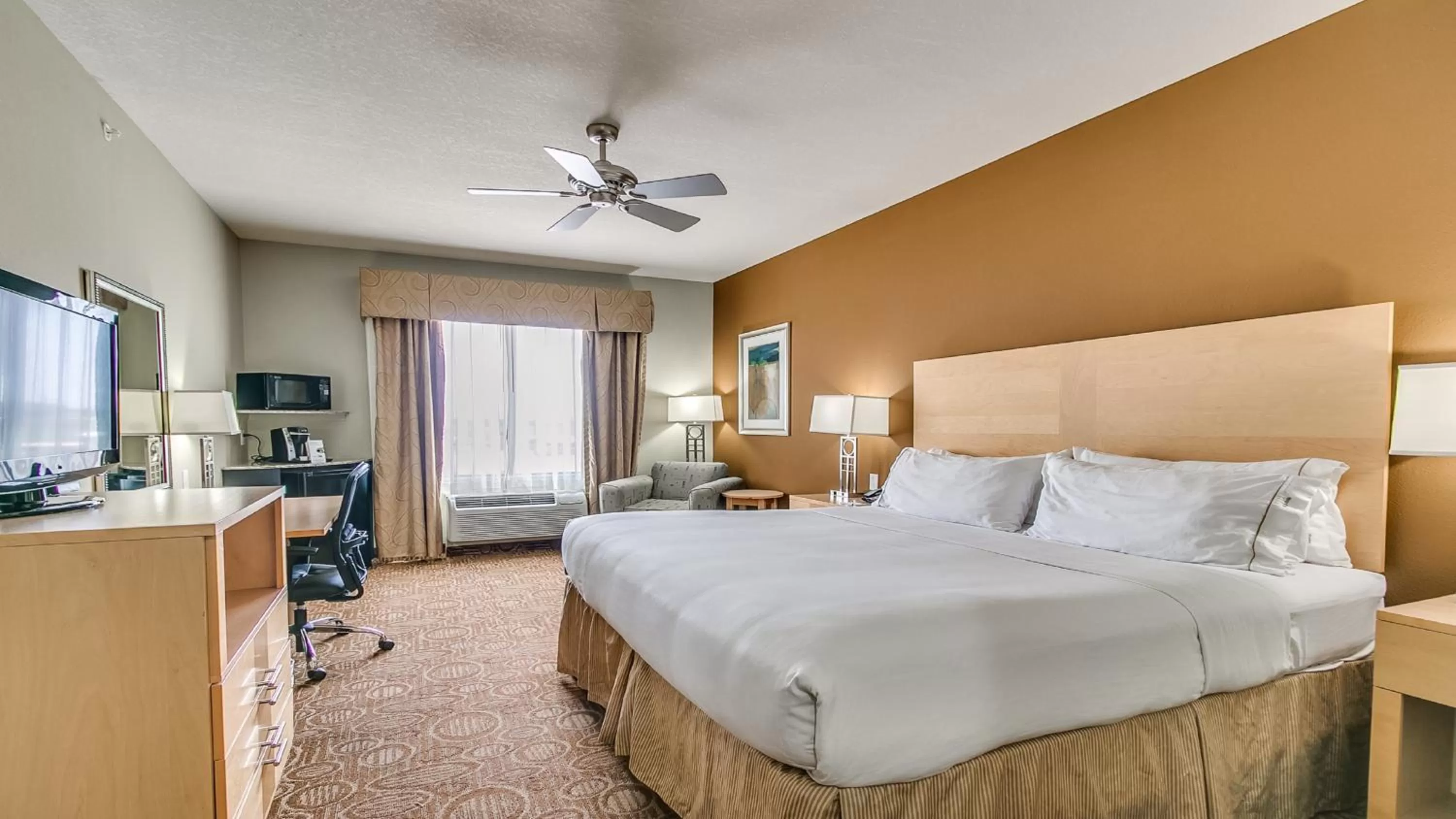 Bed in Holiday Inn Express & Suites Lubbock Southwest – Wolfforth by IHG