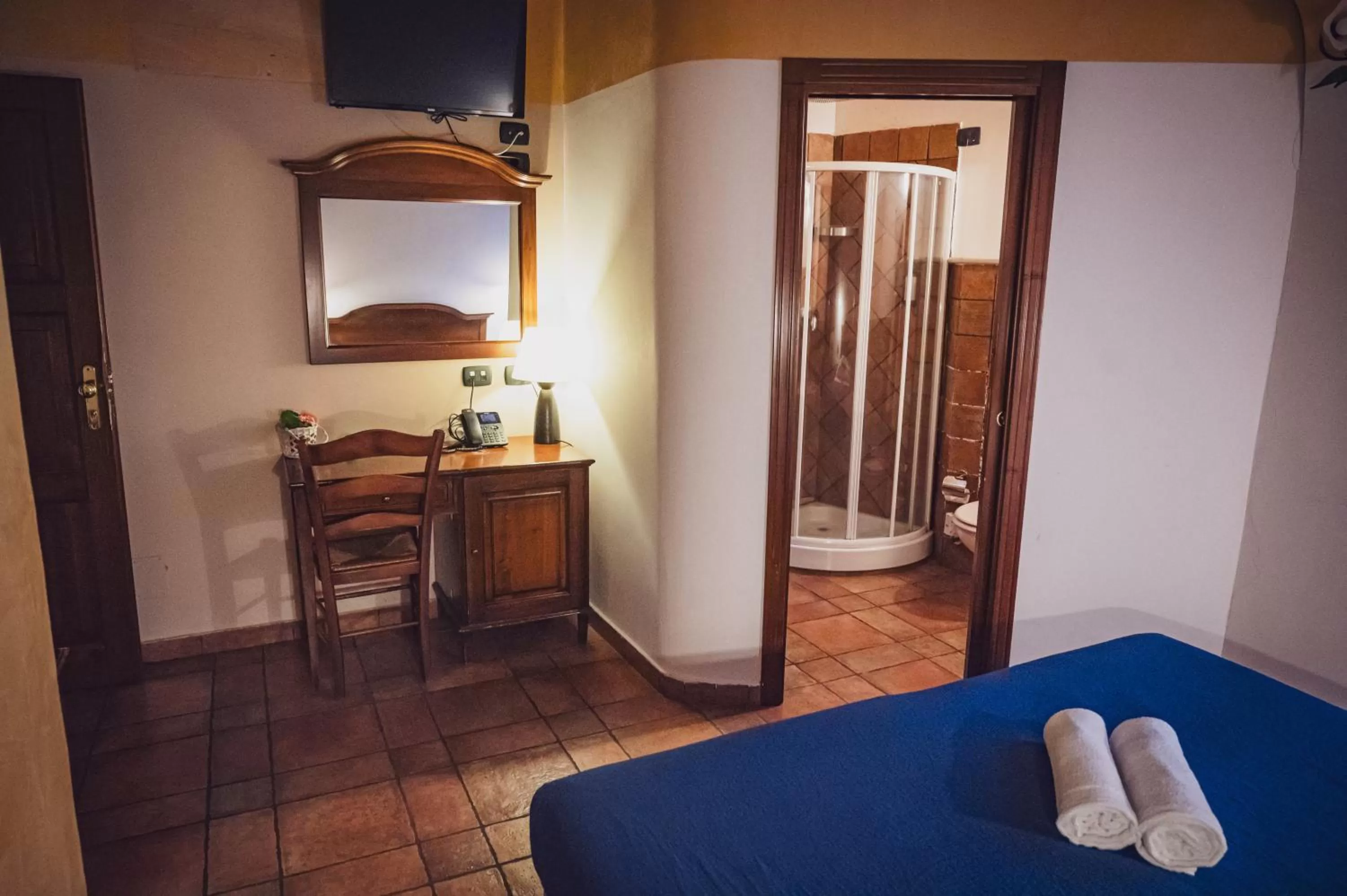 Bathroom, TV/Entertainment Center in La Dimora del Faro