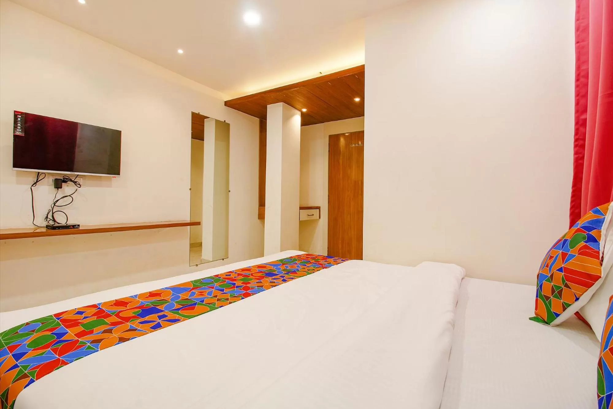 Communal lounge/ TV room, Bed in FabHotel Silkroute Palace