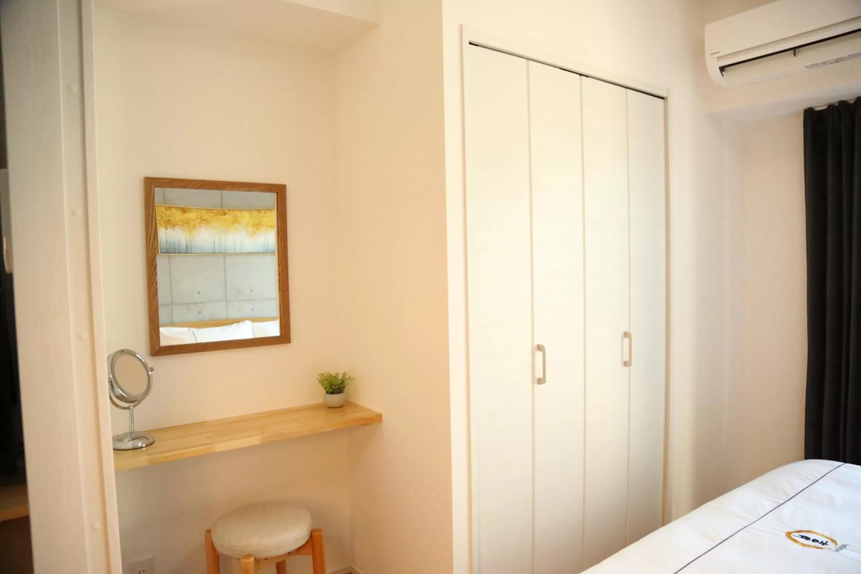 Bedroom, Bed in Yoshitsuki kaku - Yoshitsuki Apart Hotel