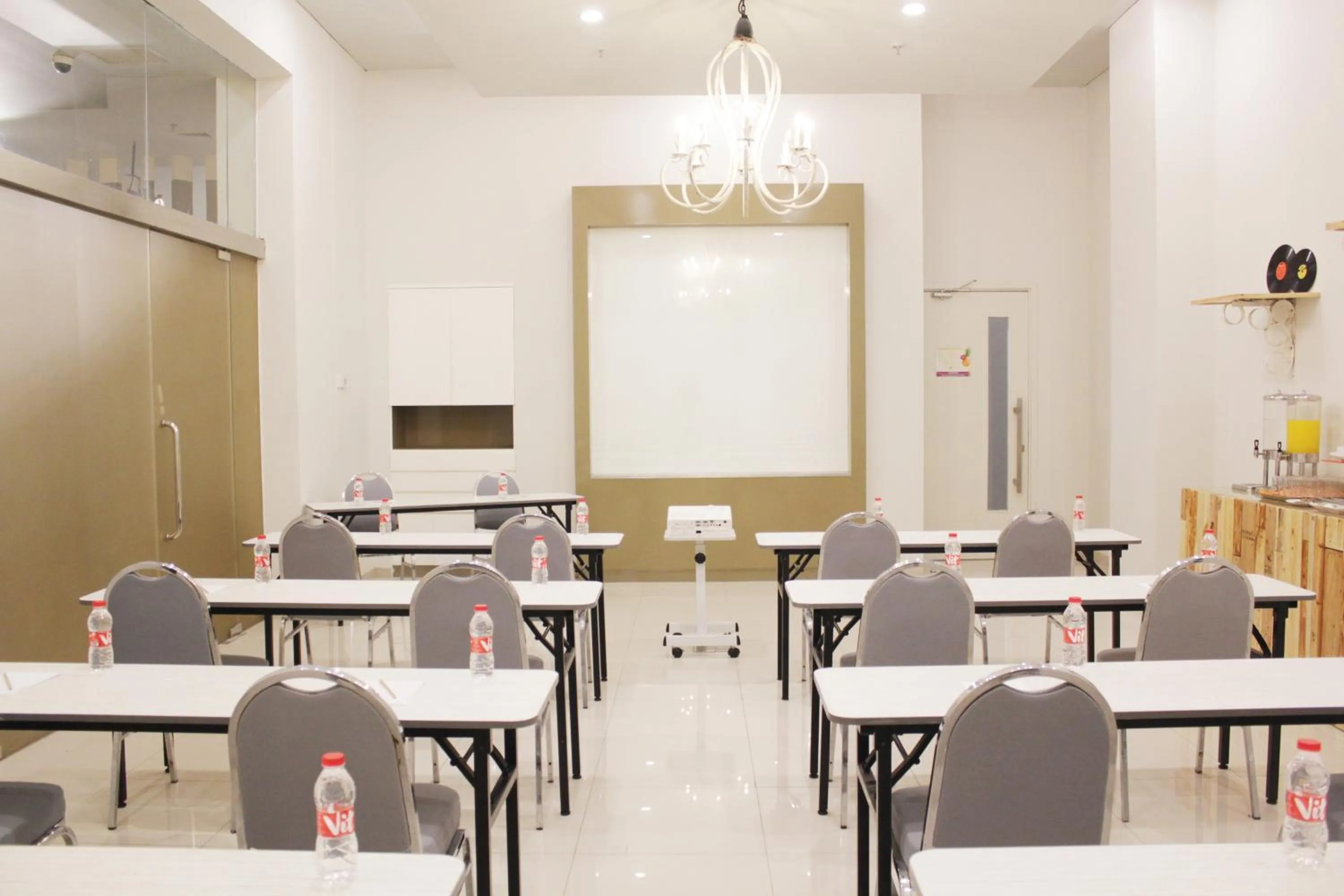 Meeting/conference room in POP! Hotel Kelapa Gading
