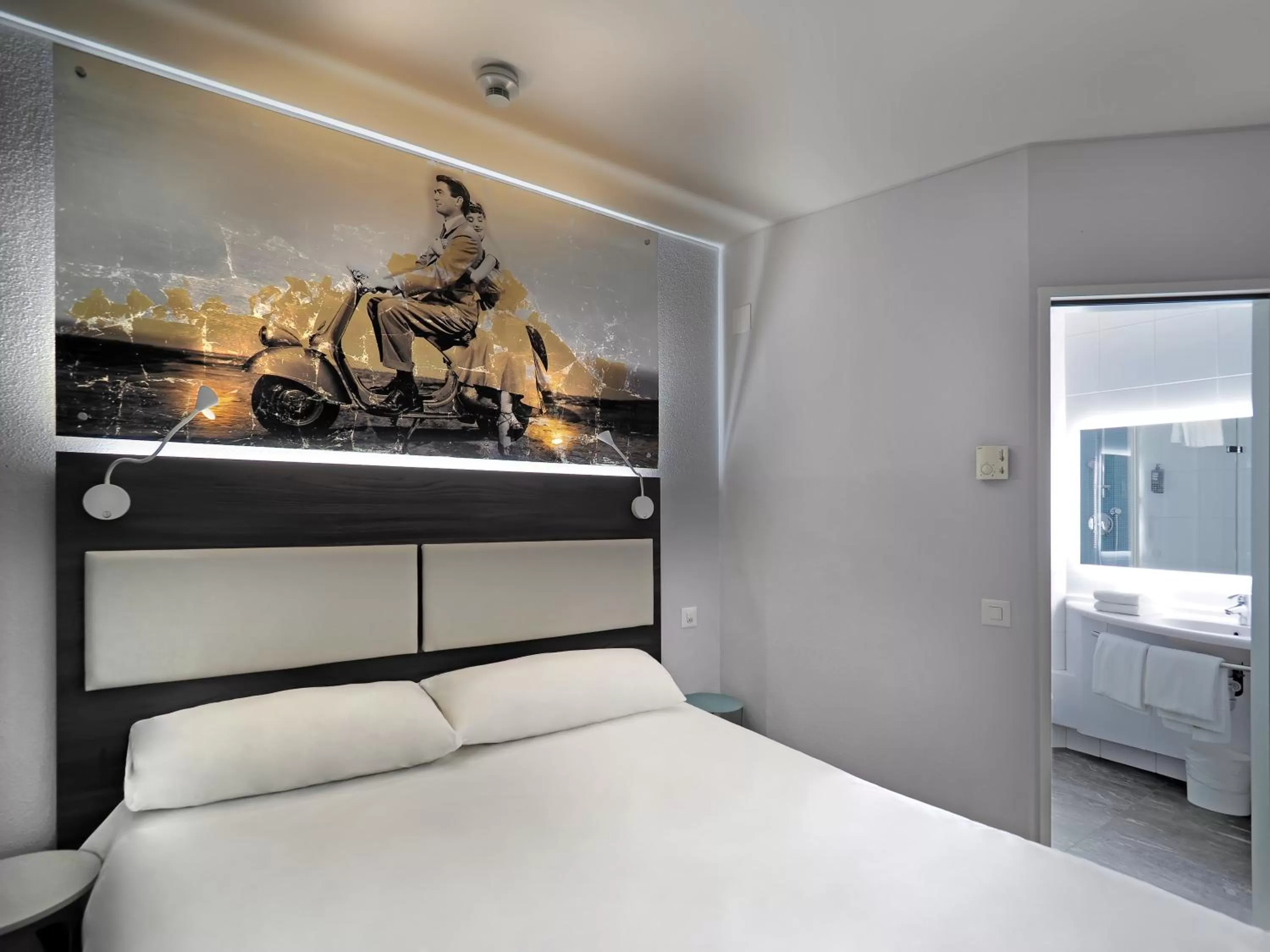 Bedroom, Bed in ibis Locarno