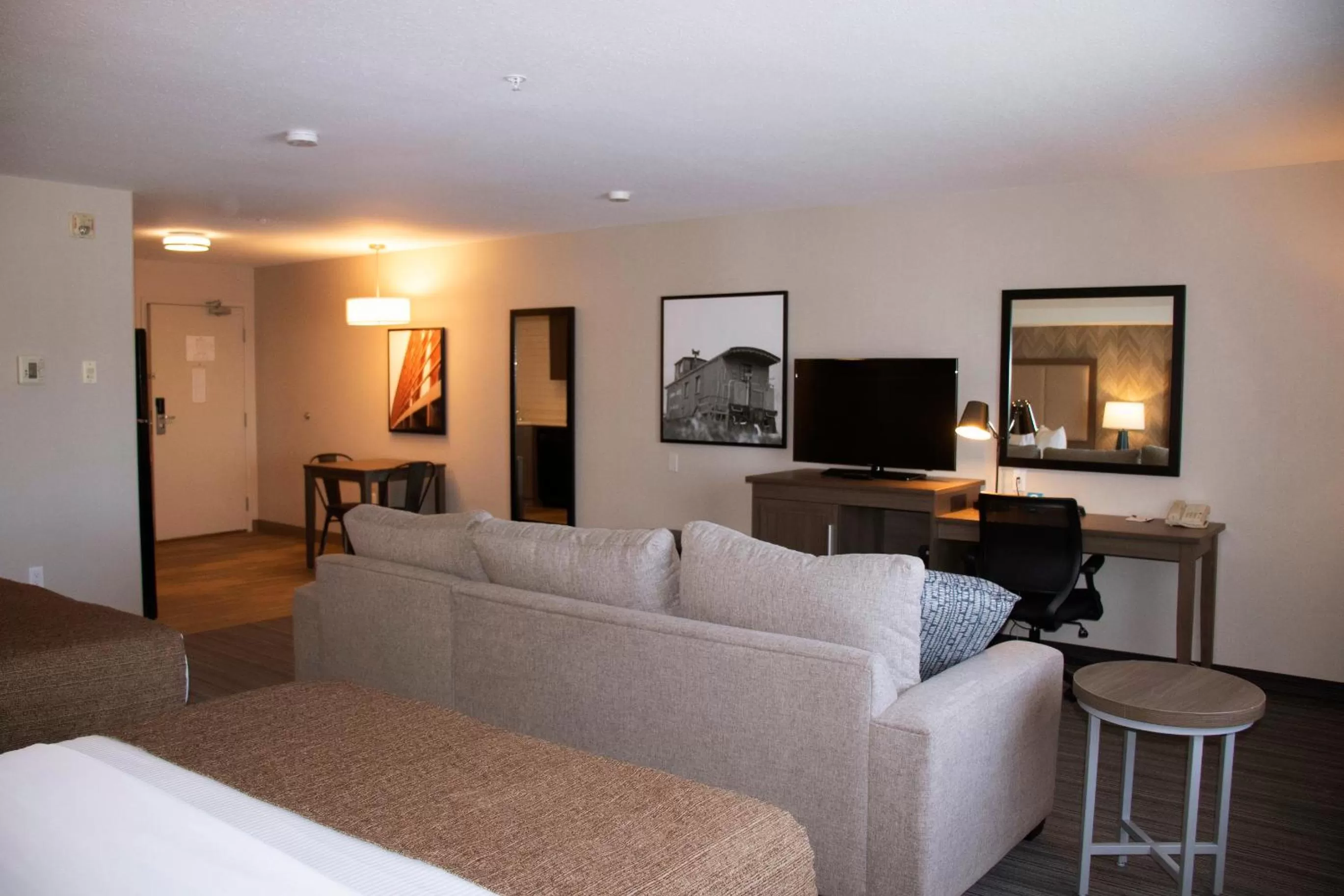 Seating area in Ramada by Wyndham Airdrie Hotel & Suites