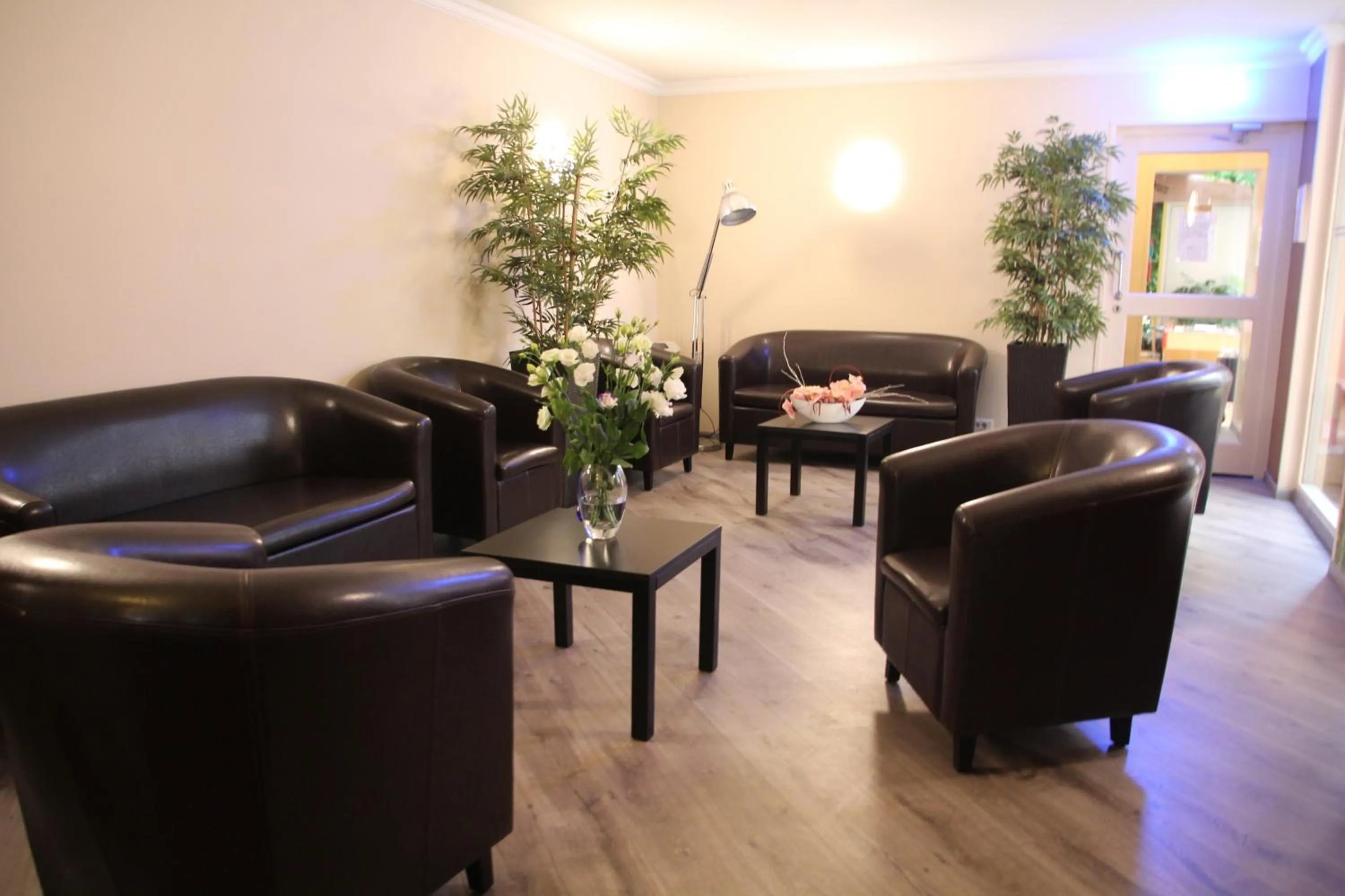 Communal lounge/ TV room in Hotel Menton Riviera