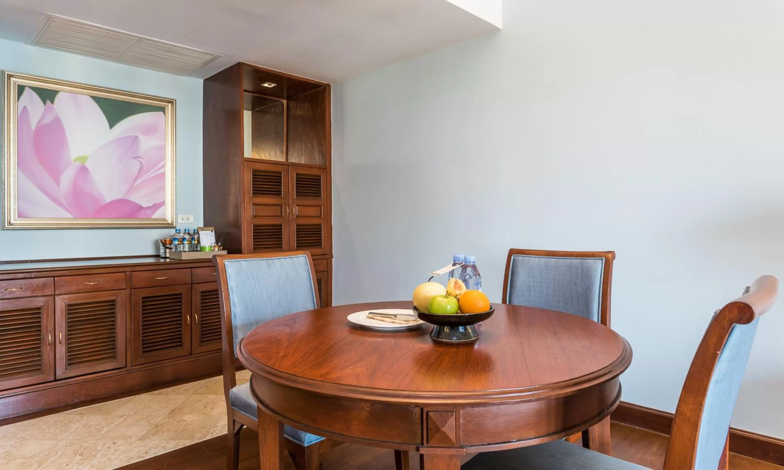 Dining area in Chatrium Hotel Royal Lake Yangon