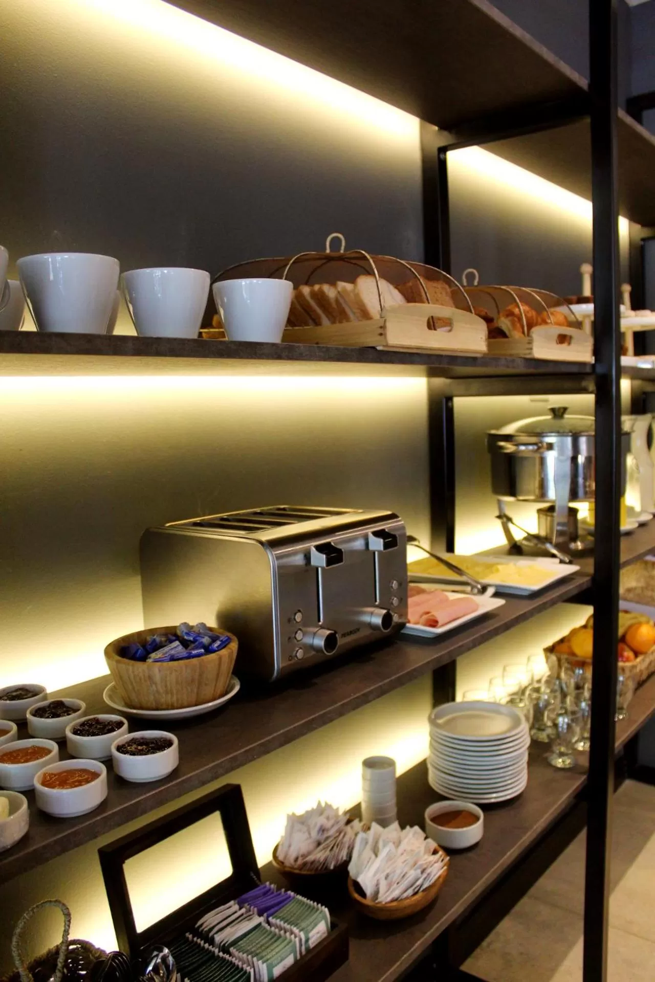 Buffet breakfast in Soltigua Apart Hotel Mendoza