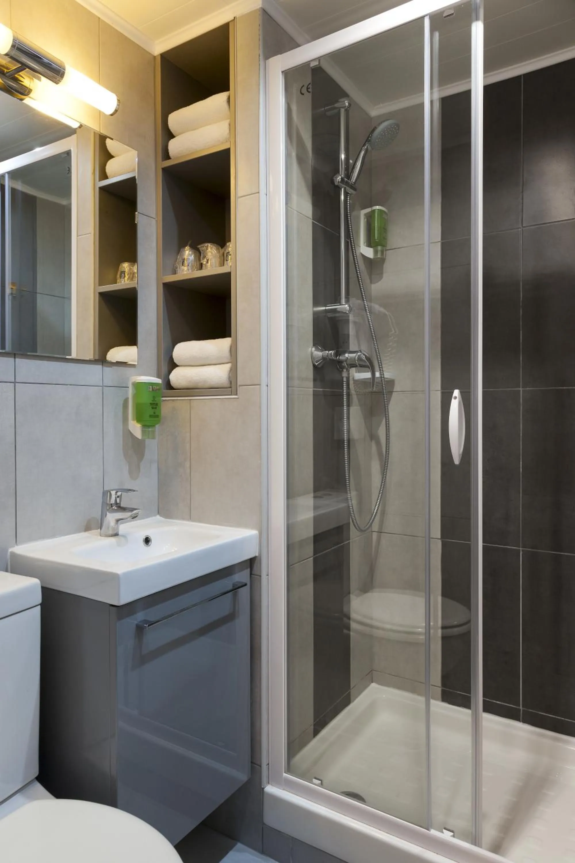 Bathroom in Comfort Hotel Orleans Sud