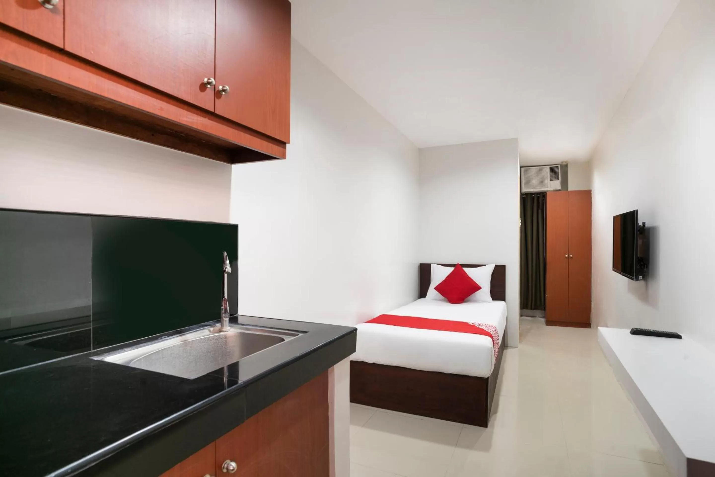 Photo of the whole room, TV/Entertainment Center in ELTI DORMITEL by BLUEBOOKERS