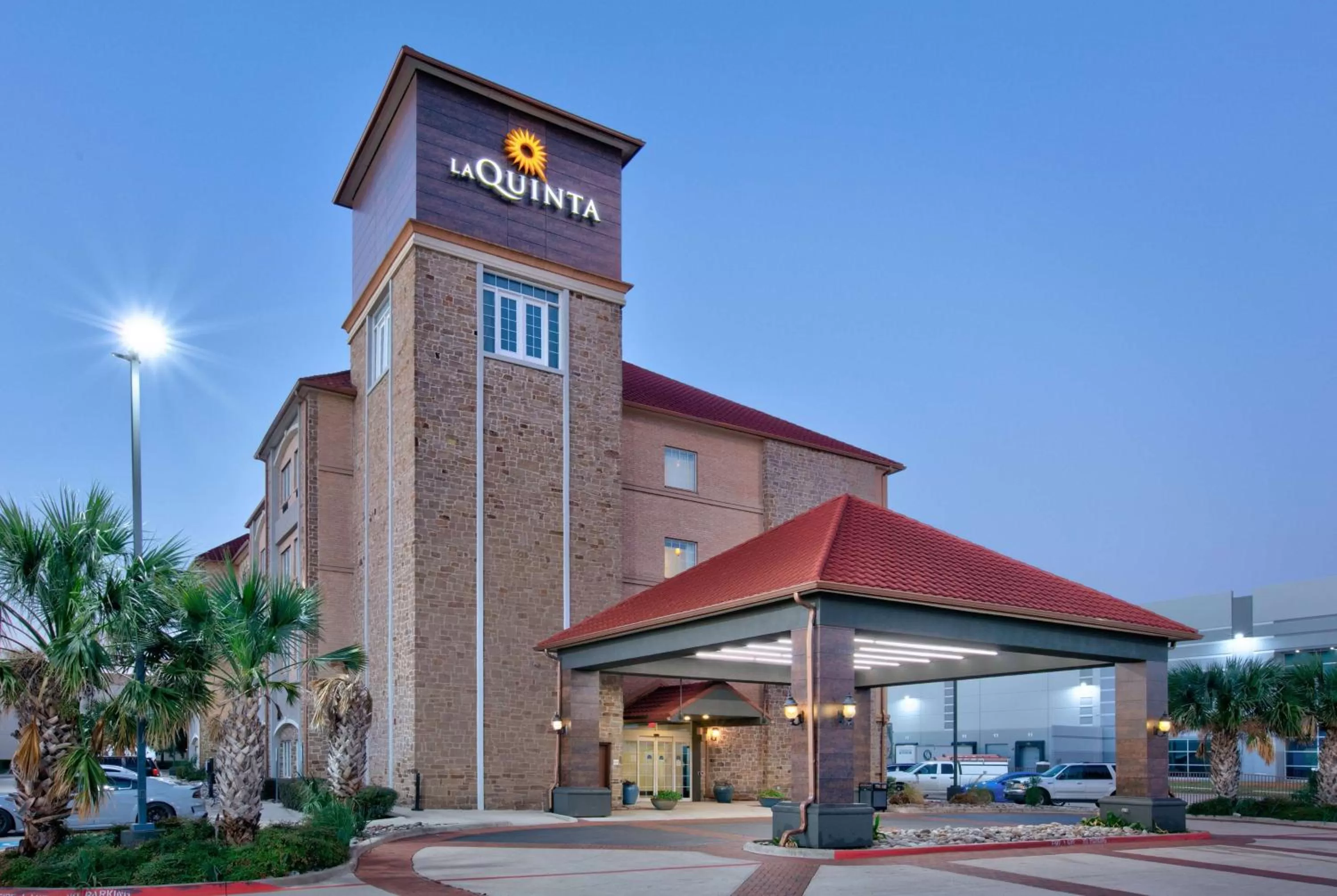 Property building in La Quinta by Wyndham Dallas Grand Prairie South