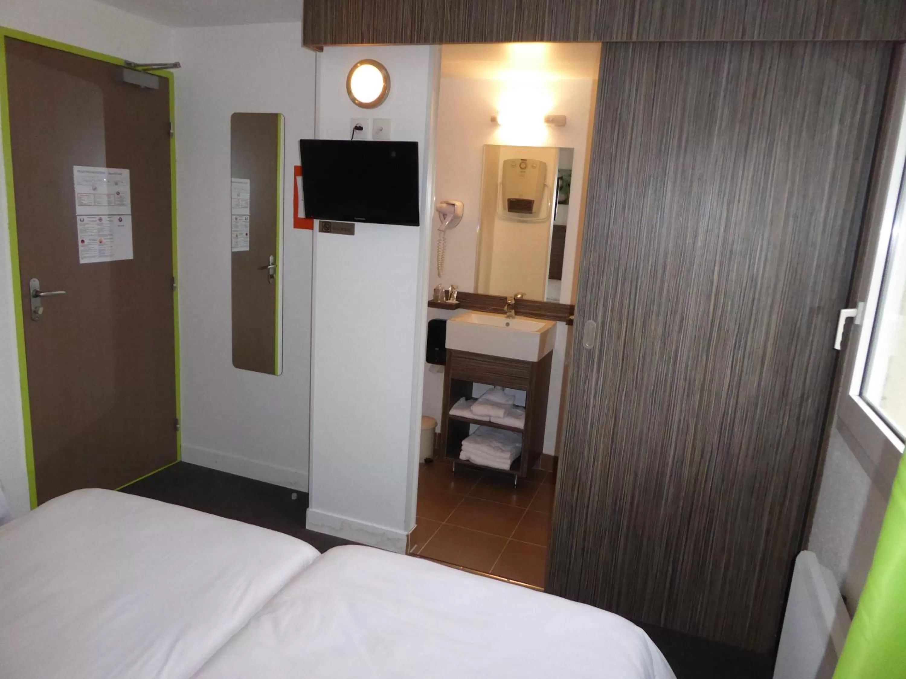 Shower, Bed in Hôtel Le Cosy Blois Villebarou