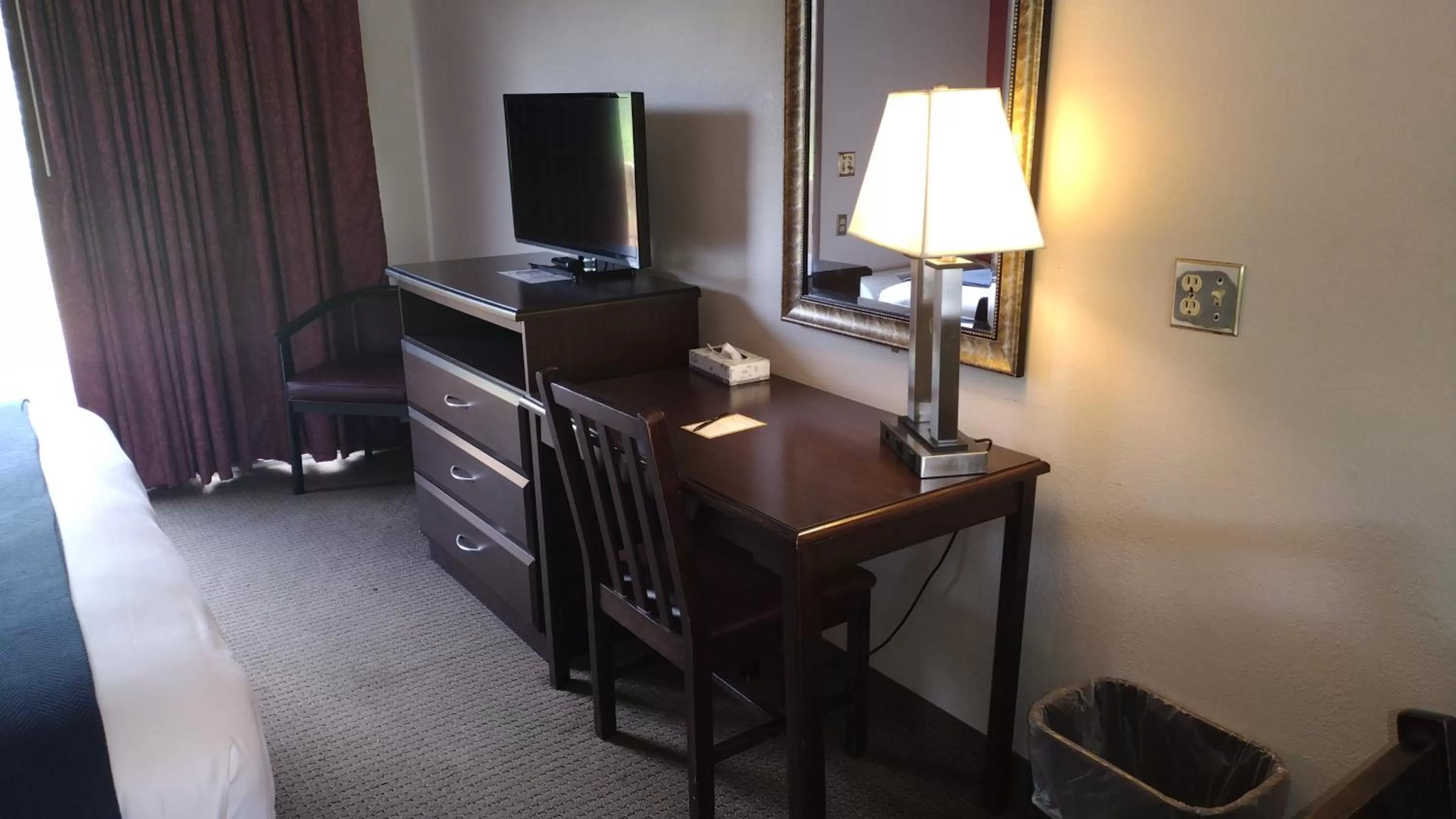 TV and multimedia, Bed in Lodge at Chalk Hill