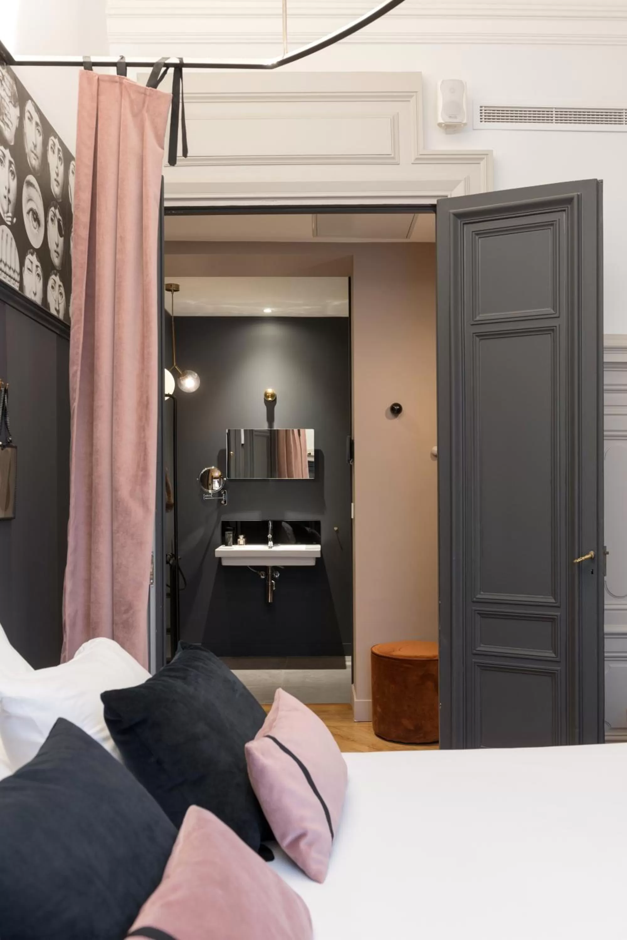 Bathroom, Bed in MiHotel Gailleton