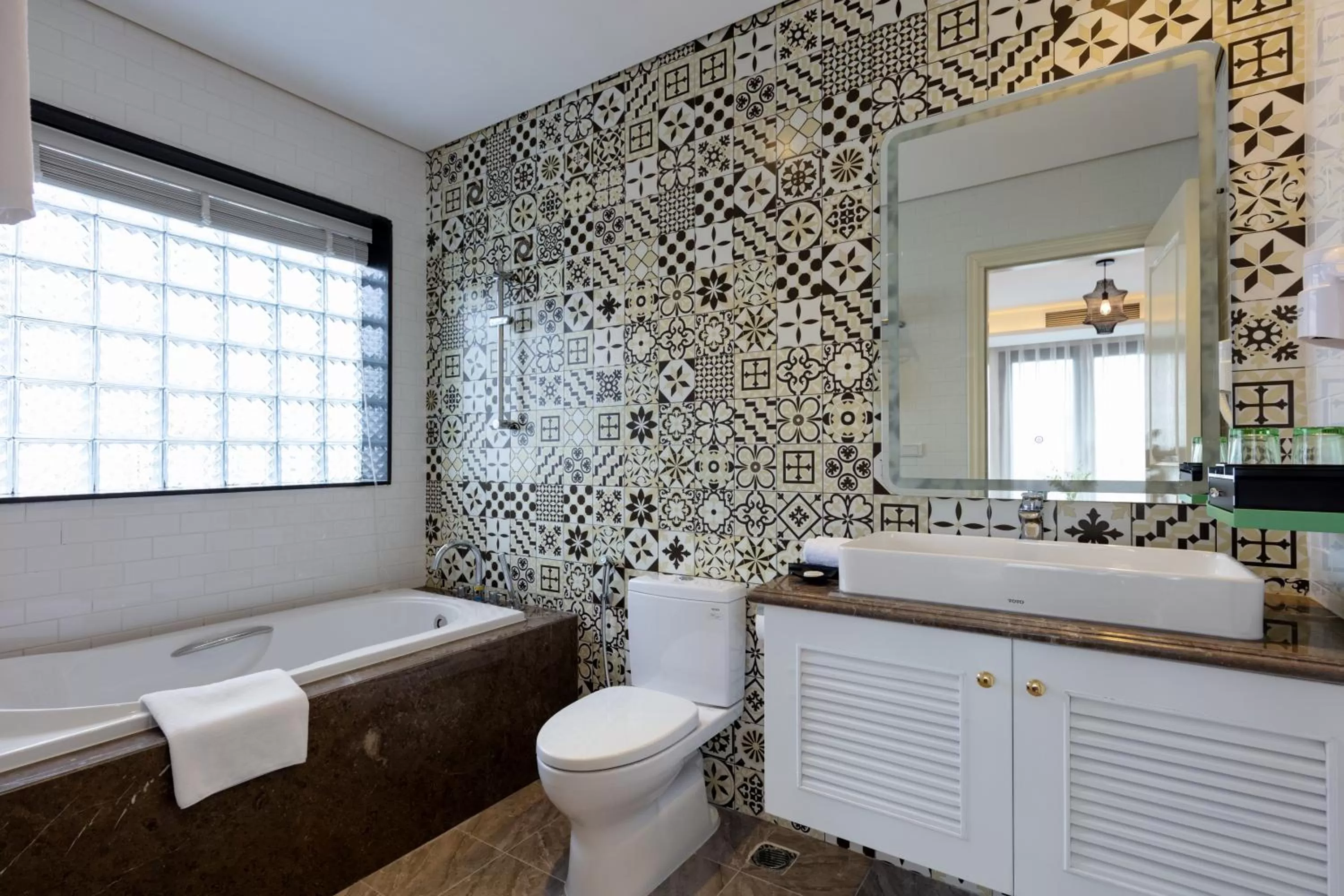 Toilet in Minasi HanoiOi Lakeside Hotel