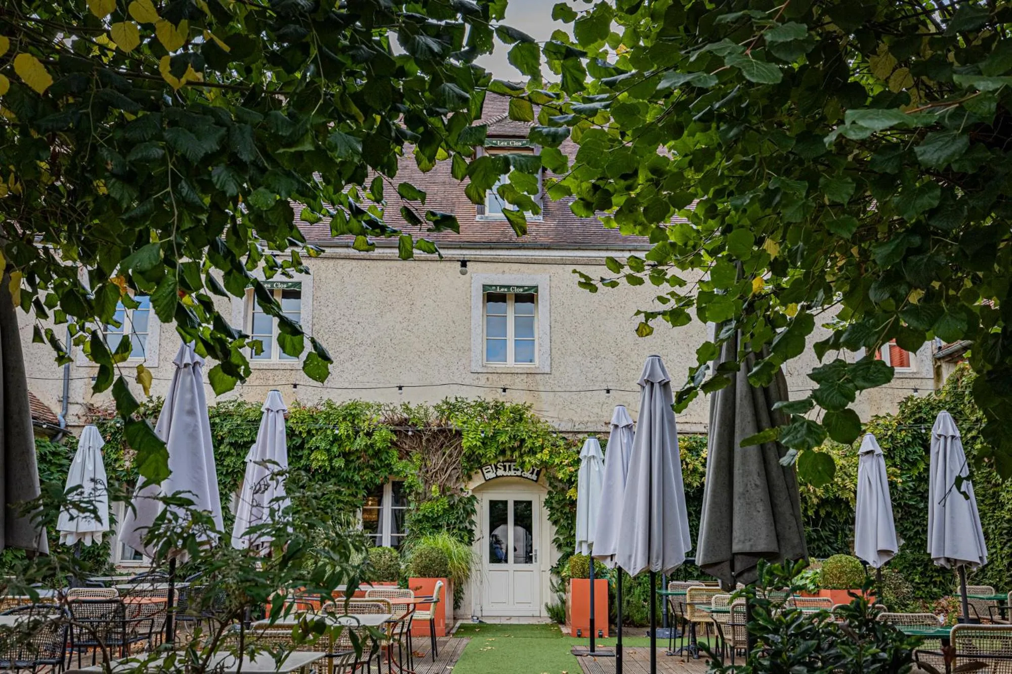 Property building in Logis Hostellerie des Clos et restaurant Bistrot des grands crus et Maison de la tour Chablis