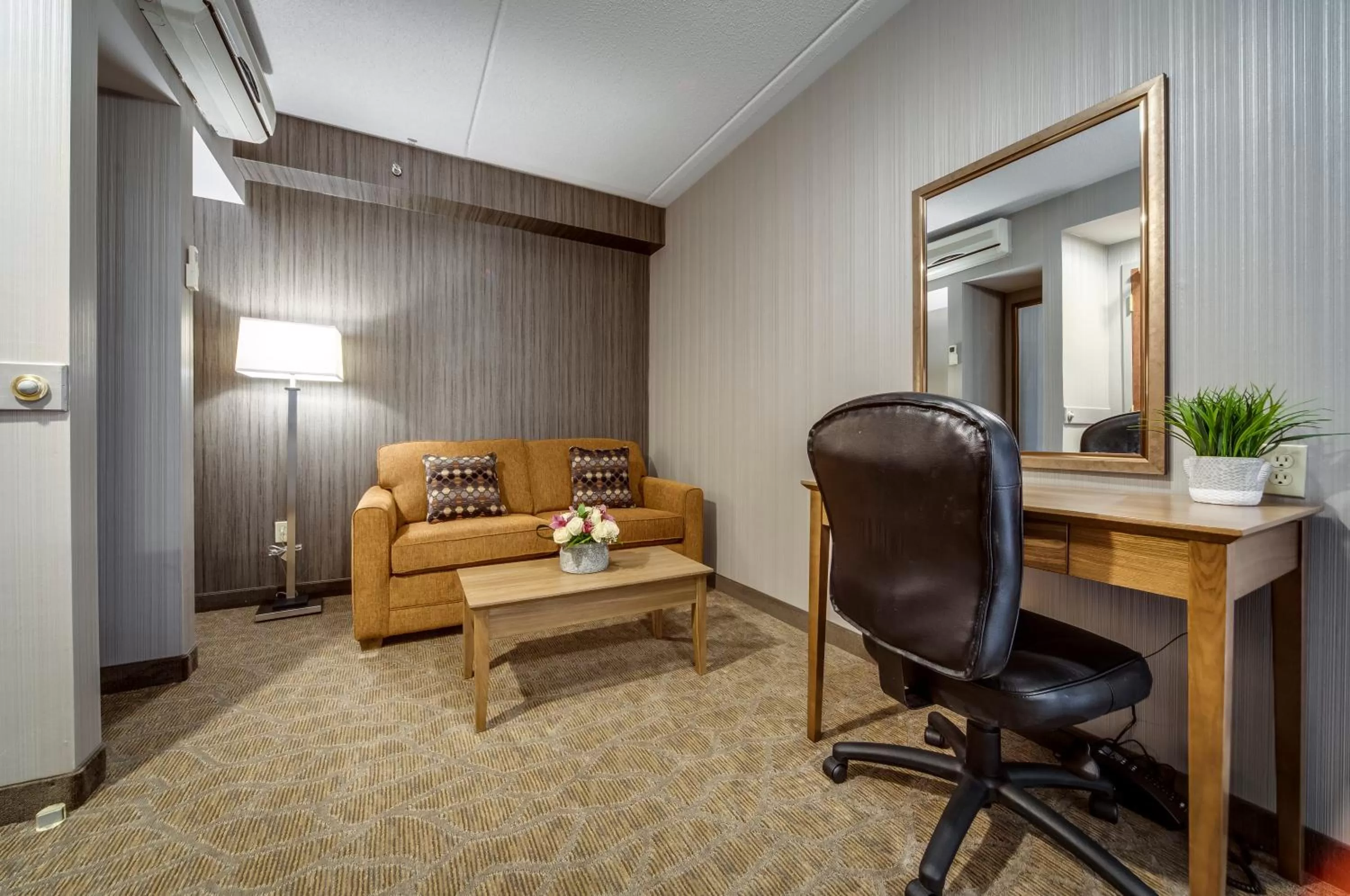 Living room in Monte Carlo Inn Airport Suites