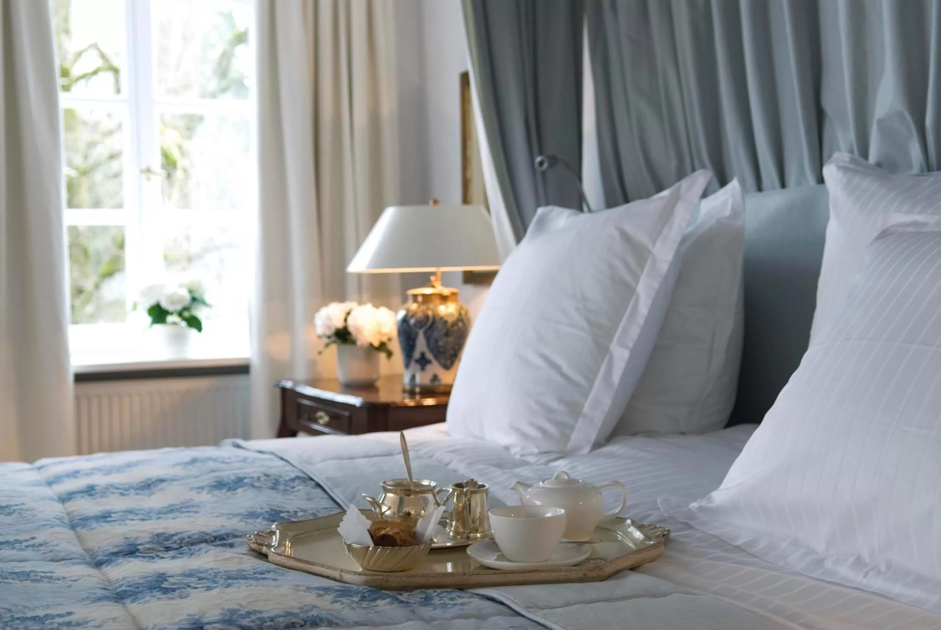 Bed in Brauereigasthof-Hotel Aying