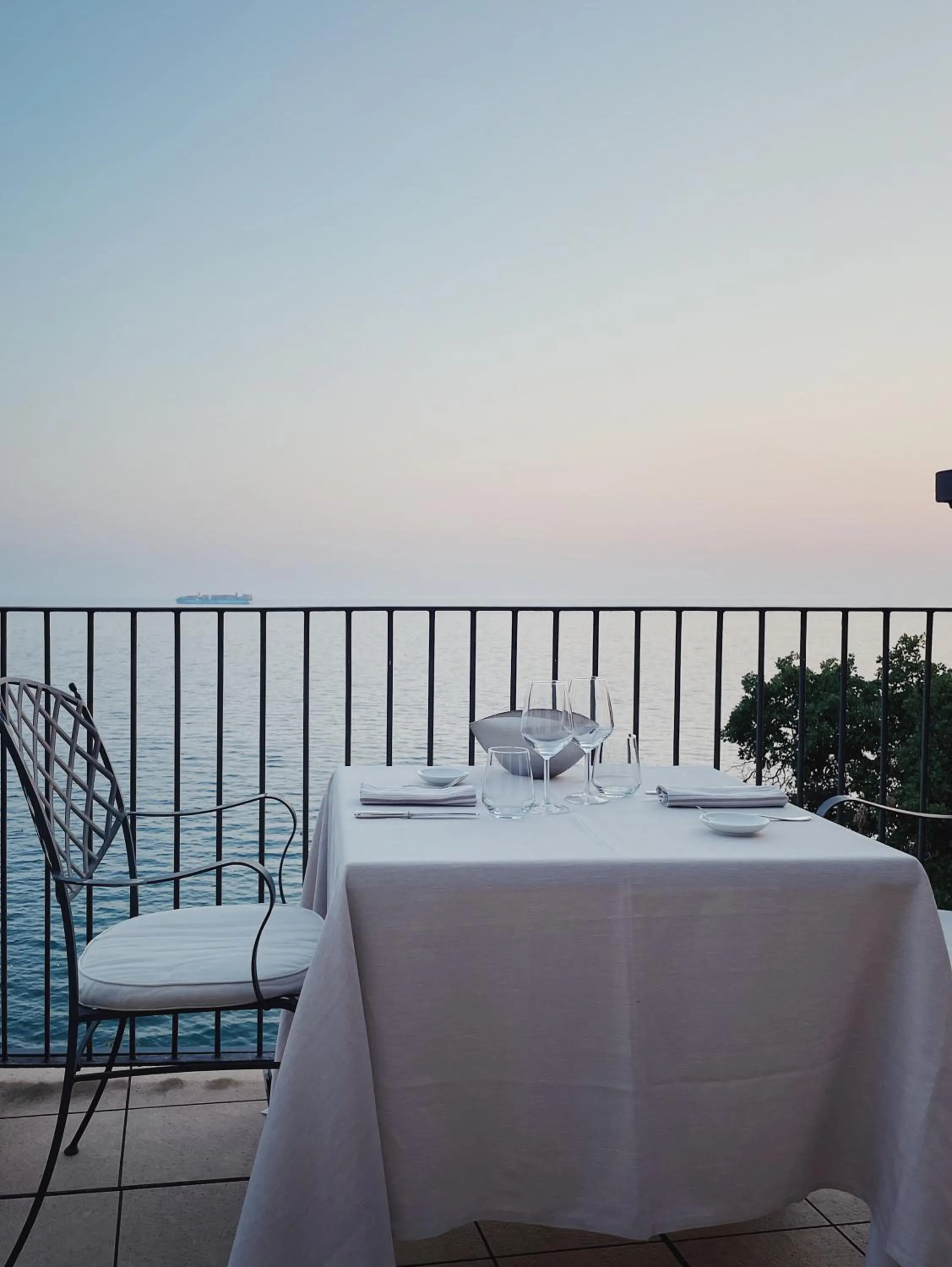 Restaurant/places to eat in Hotel Riviera & Maximilian's