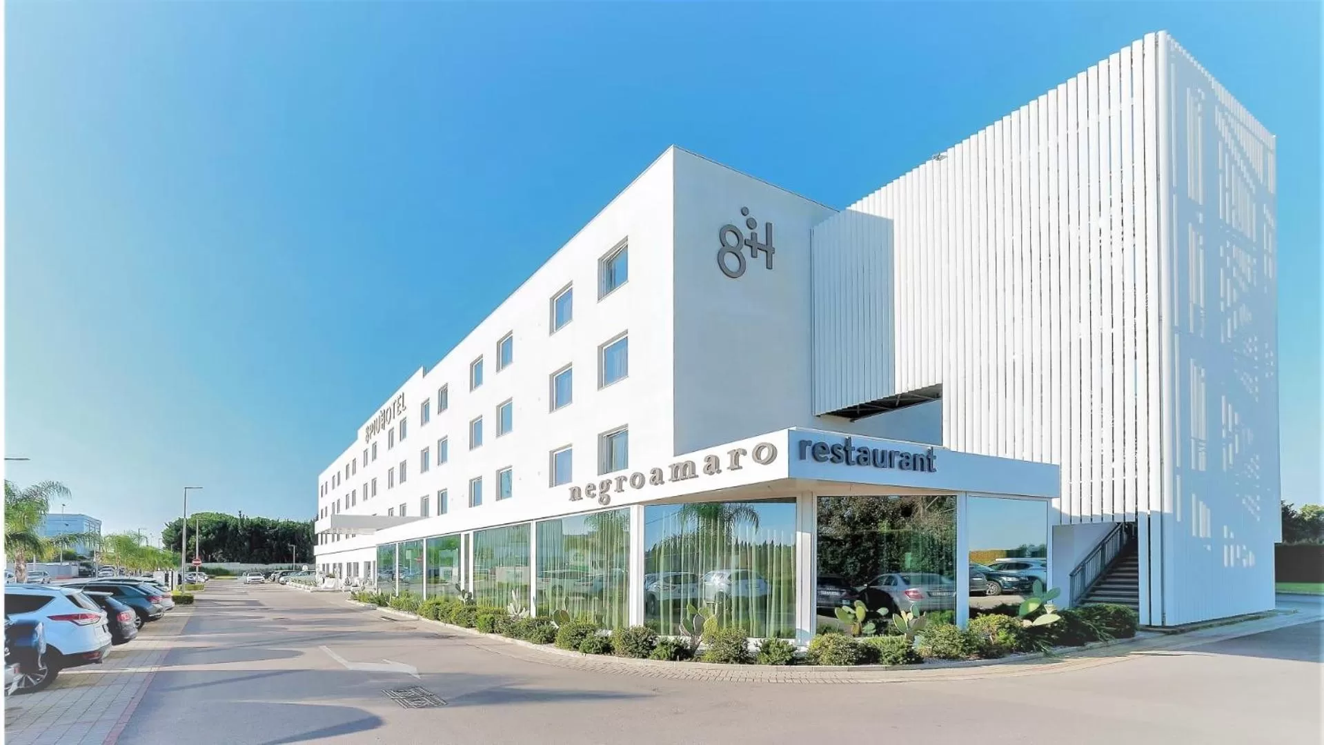 Property building in 8Piuhotel