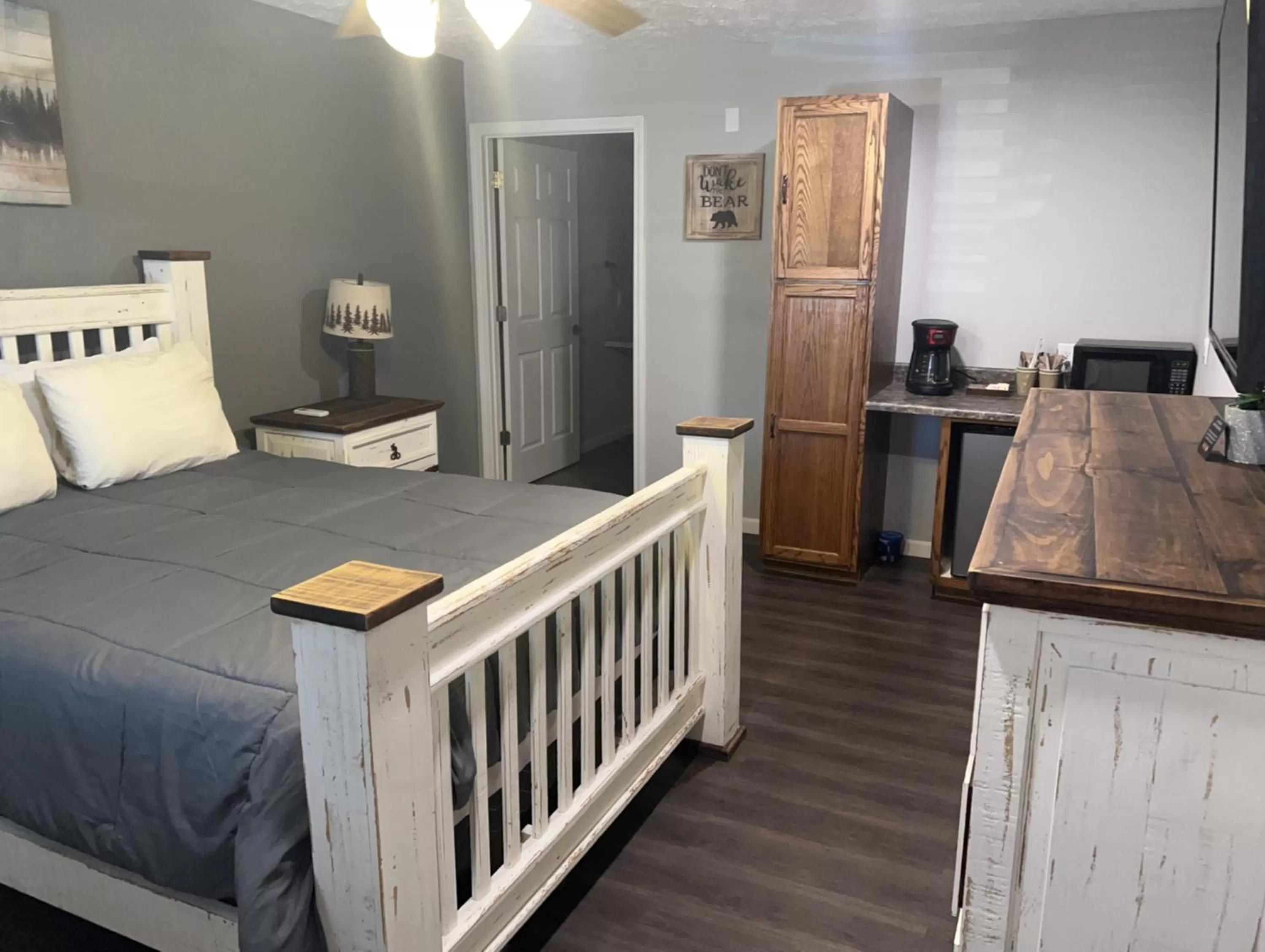 Bed in Heidi Motel - Helen