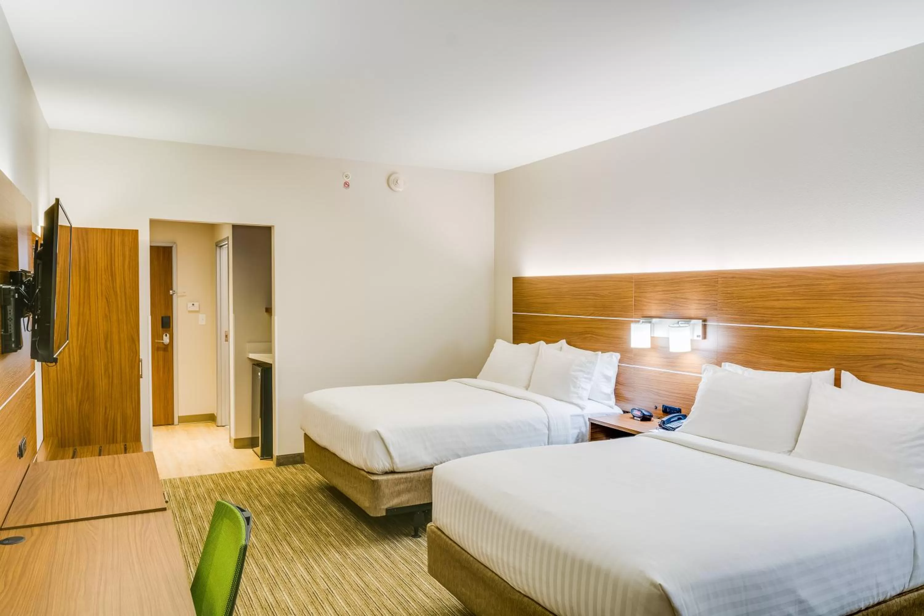 Photo of the whole room, Bed in Holiday Inn Express & Suites Russellville by IHG