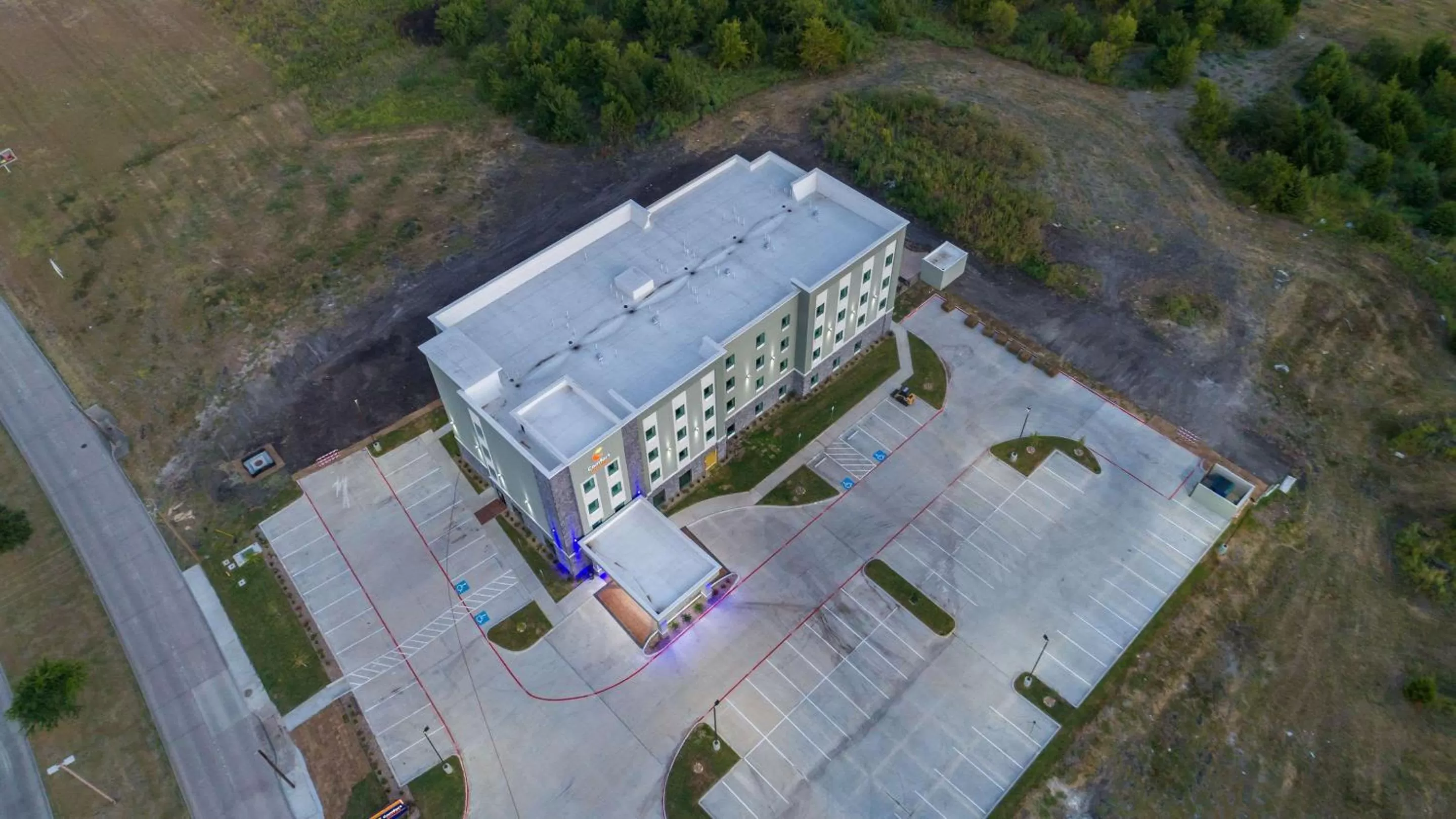 Property building in Comfort Suites DeSoto Dallas South