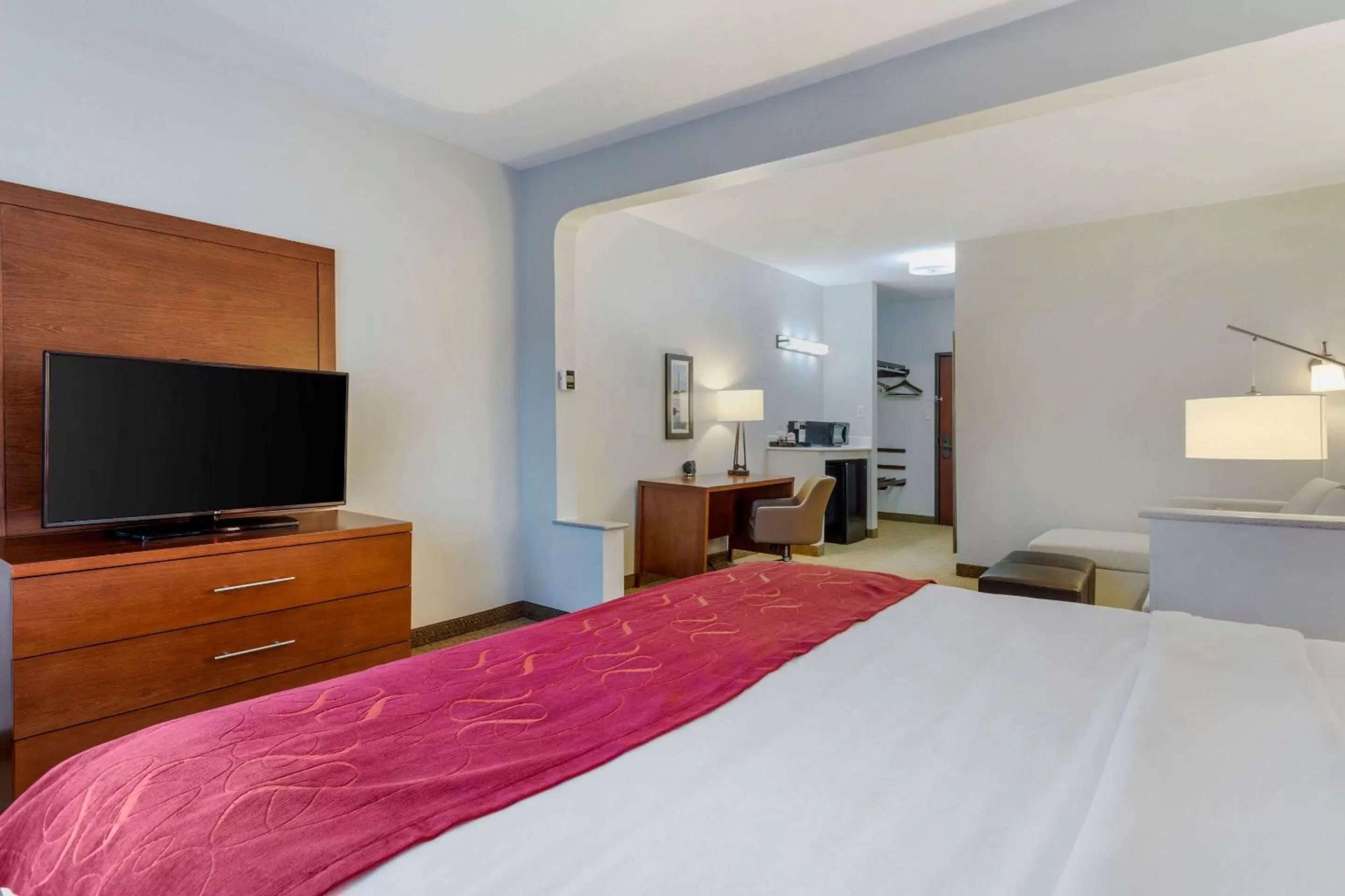 Bedroom in Comfort Suites La Porte - Baytown