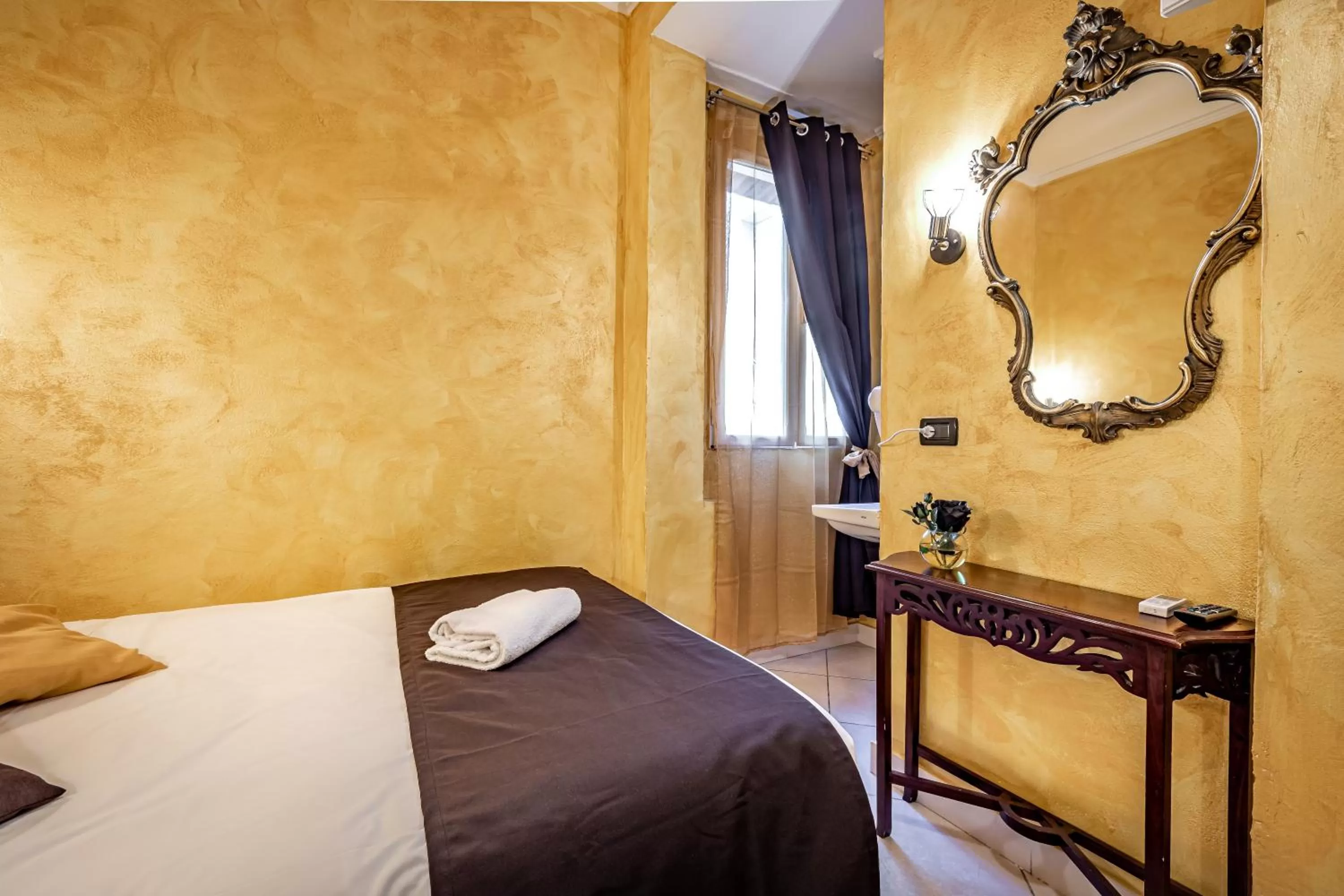 Bedroom, Bed in HOTEL VENETO con accesso ZTL