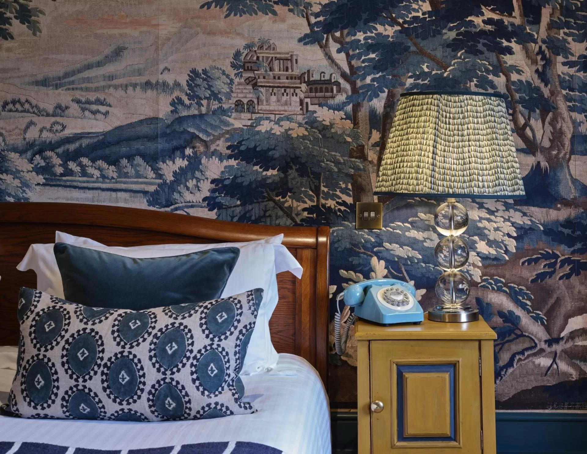 Bedroom, Bed in Old Bell Hotel