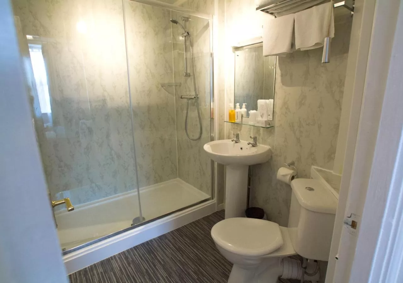 Shower in The Clovelly