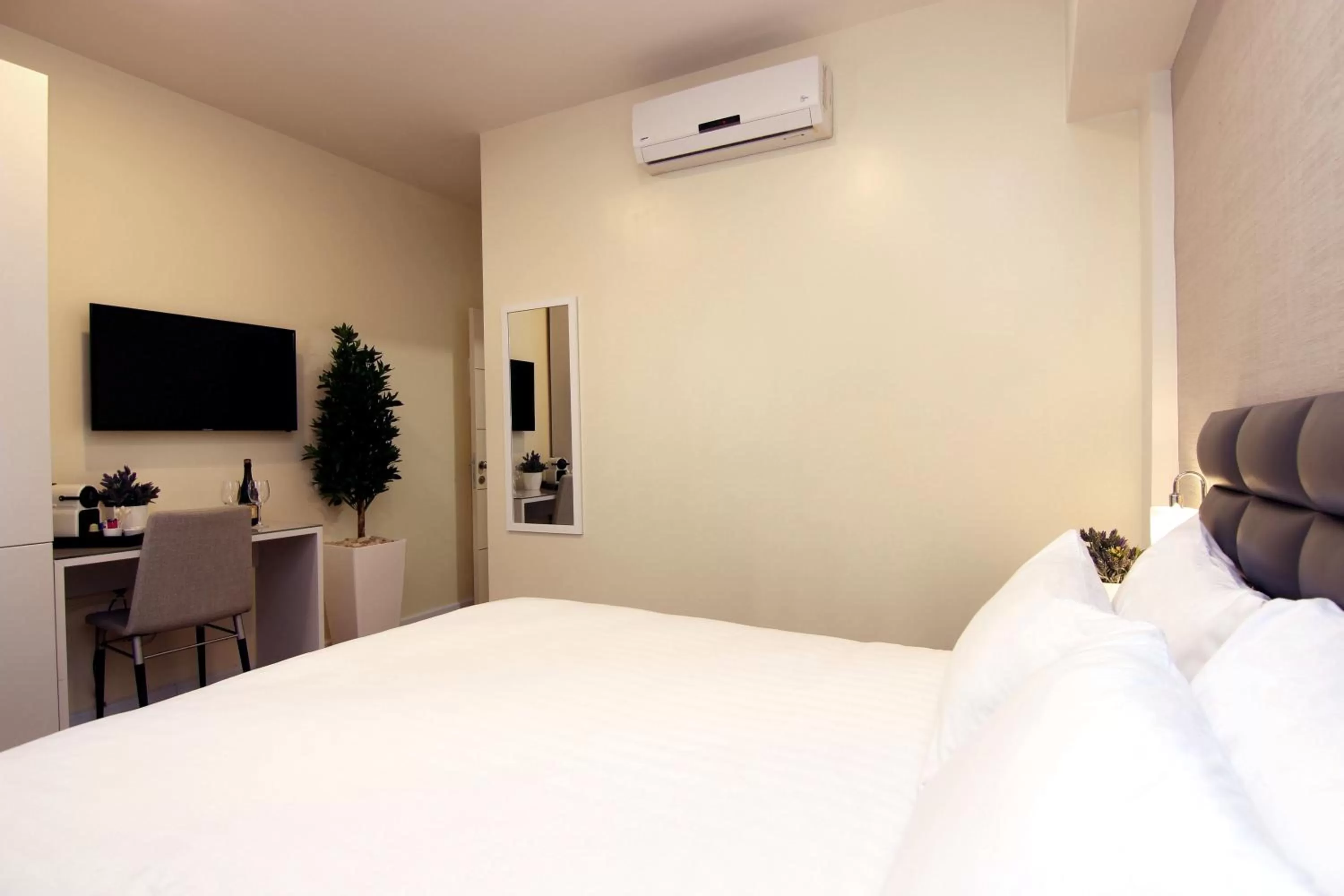 Photo of the whole room, Bed in Idelson Hotel