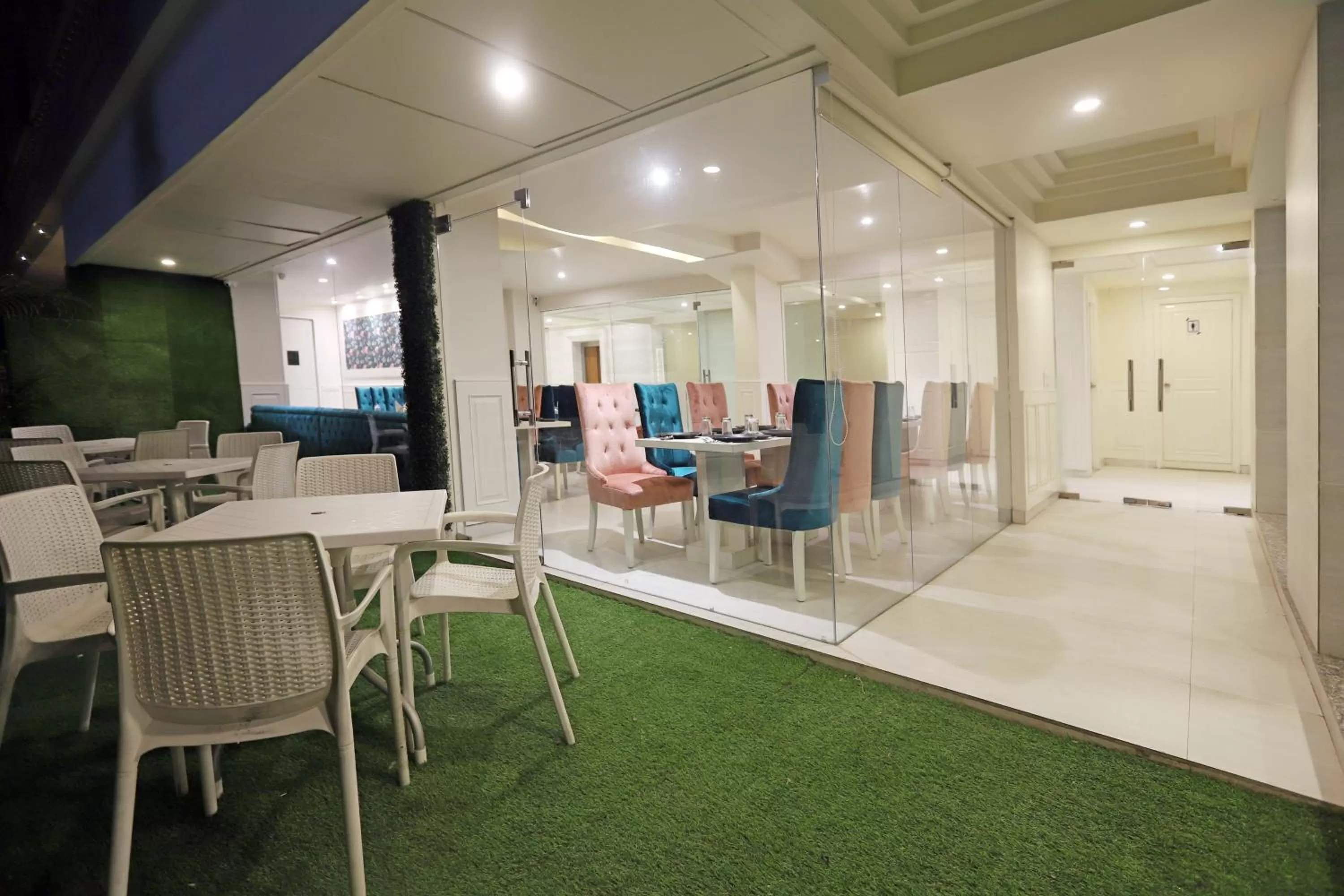 Restaurant/places to eat in Hotel Magenta-City Center Bani Park Jaipur