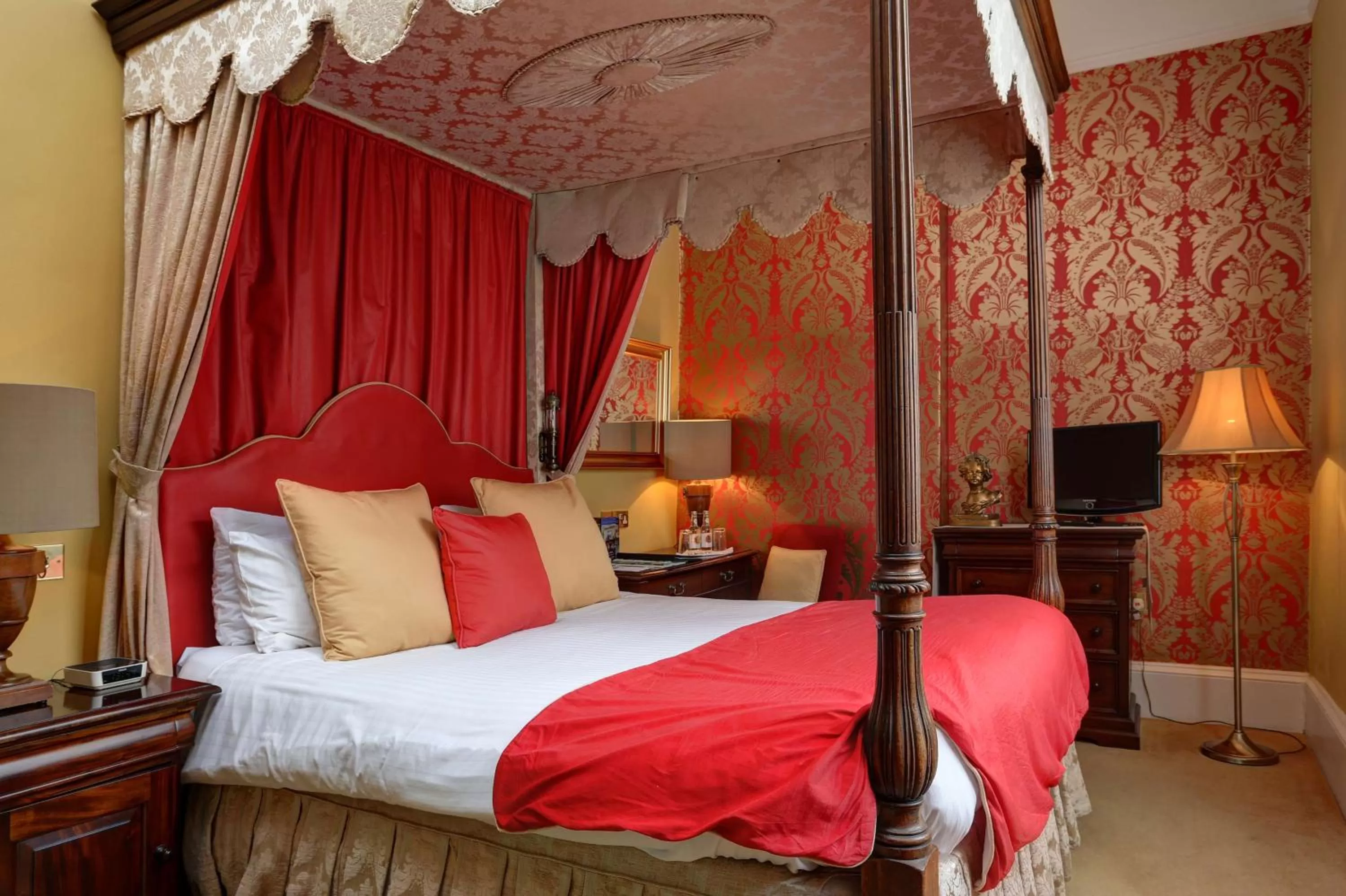 Photo of the whole room, Bed in The Swan Hotel, Wells, Somerset - The Coaching Inn Group