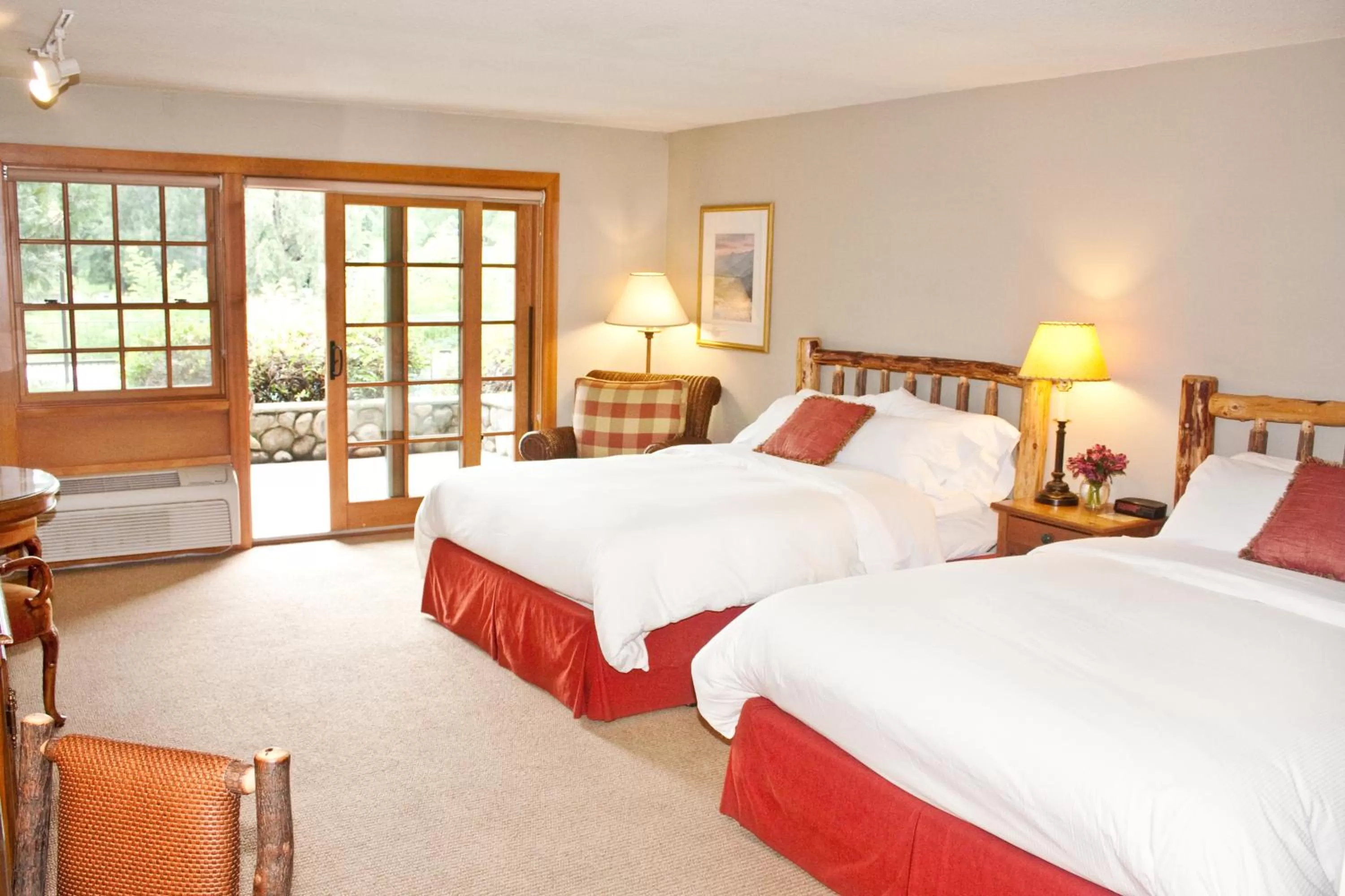 Photo of the whole room, Bed in The Lodge at Riverside