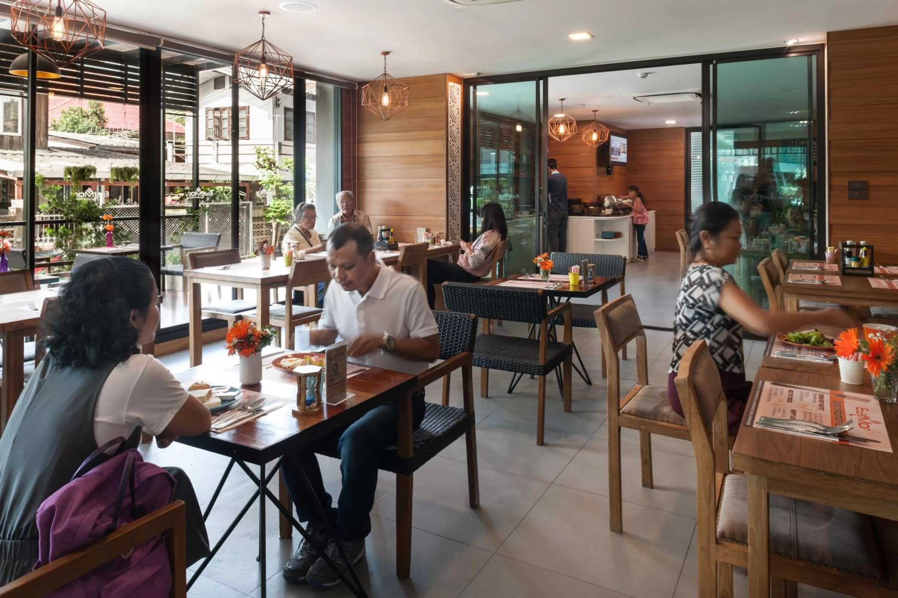 Restaurant/places to eat in Cmor Nimman by Recall Hotels
