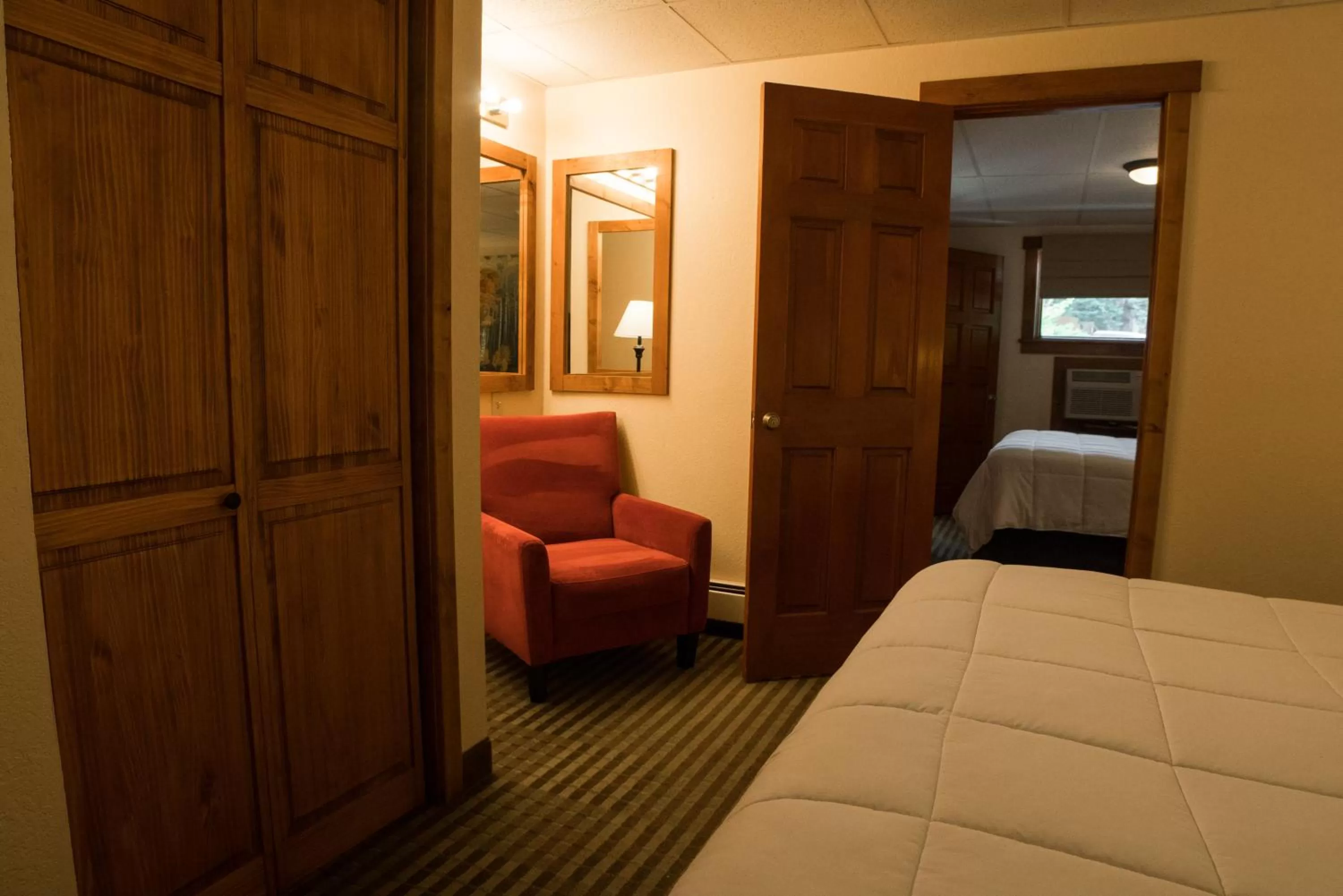 Bedroom, Bed in Silver Moon Inn