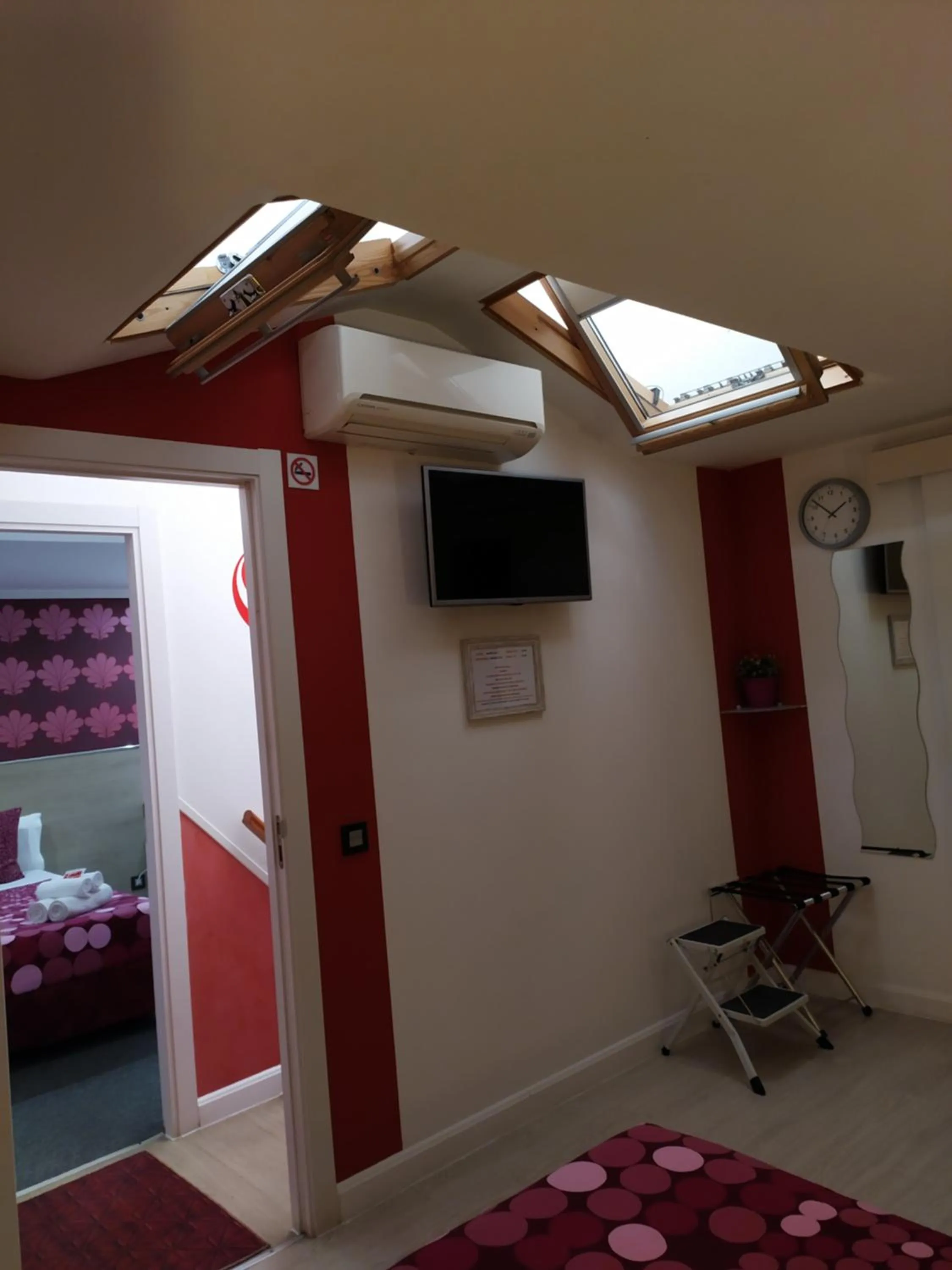 air conditioner, Bed in Hostal Inn Madrid