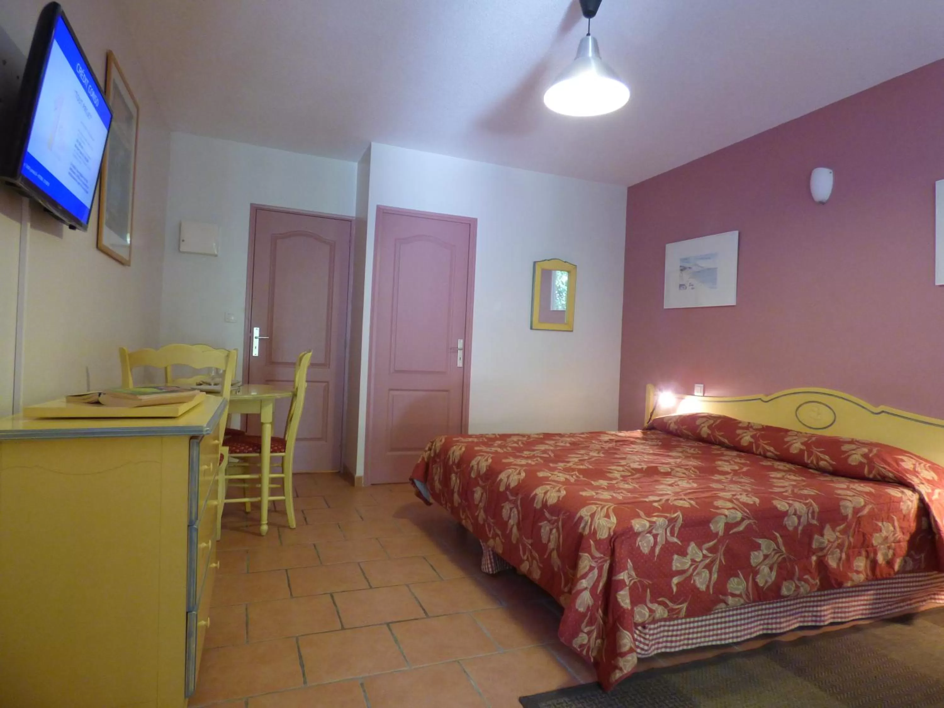 Property building, Bed in Appart'Hotel Festival Sud Aqua - Avignon TGV