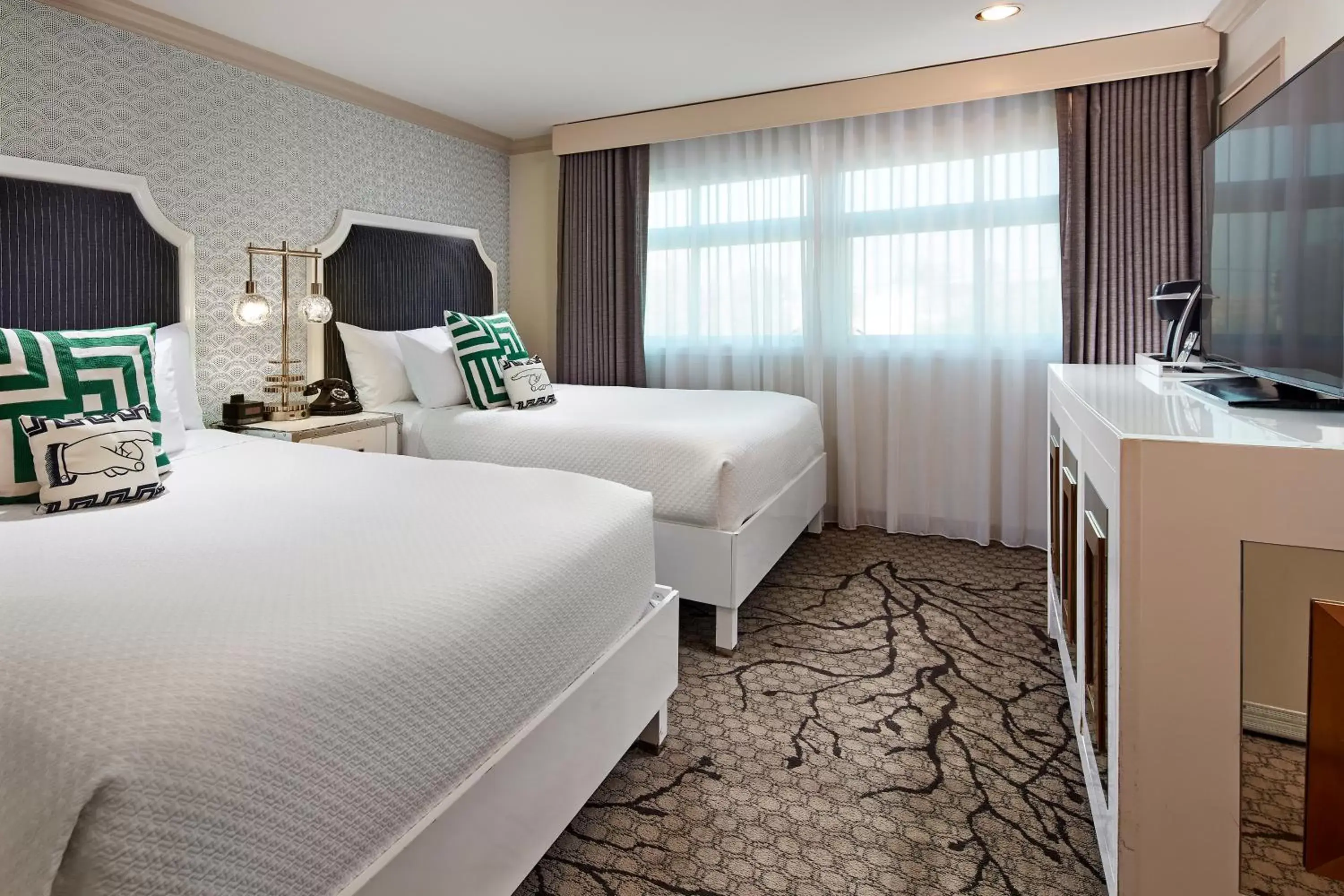 Non-Smoking Queen/Queen Room in Carlyle Inn Non-Smoking Queen/Queen Room in Carlyle Inn