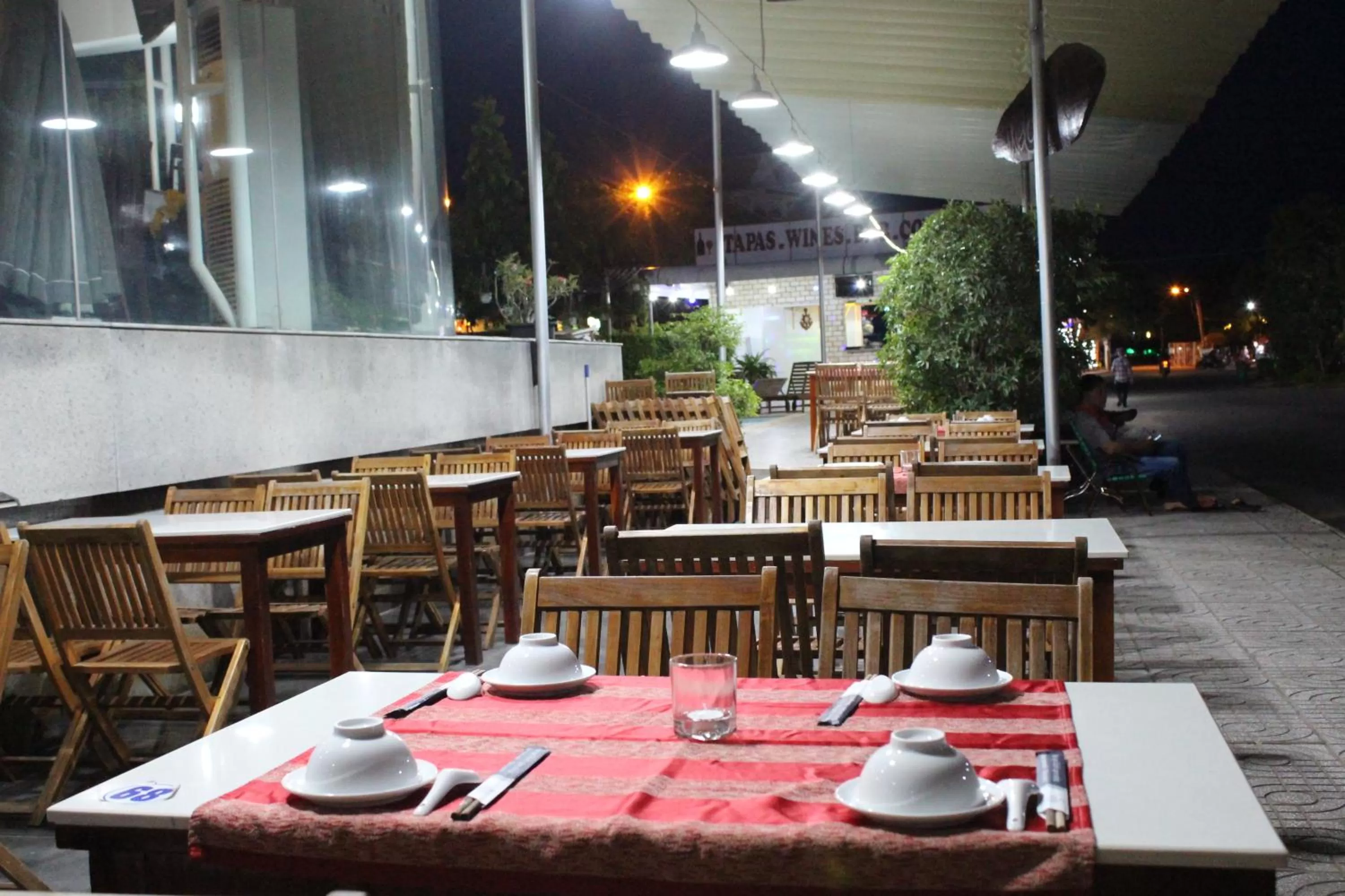 Patio, Restaurant/Places to Eat in River Hotel