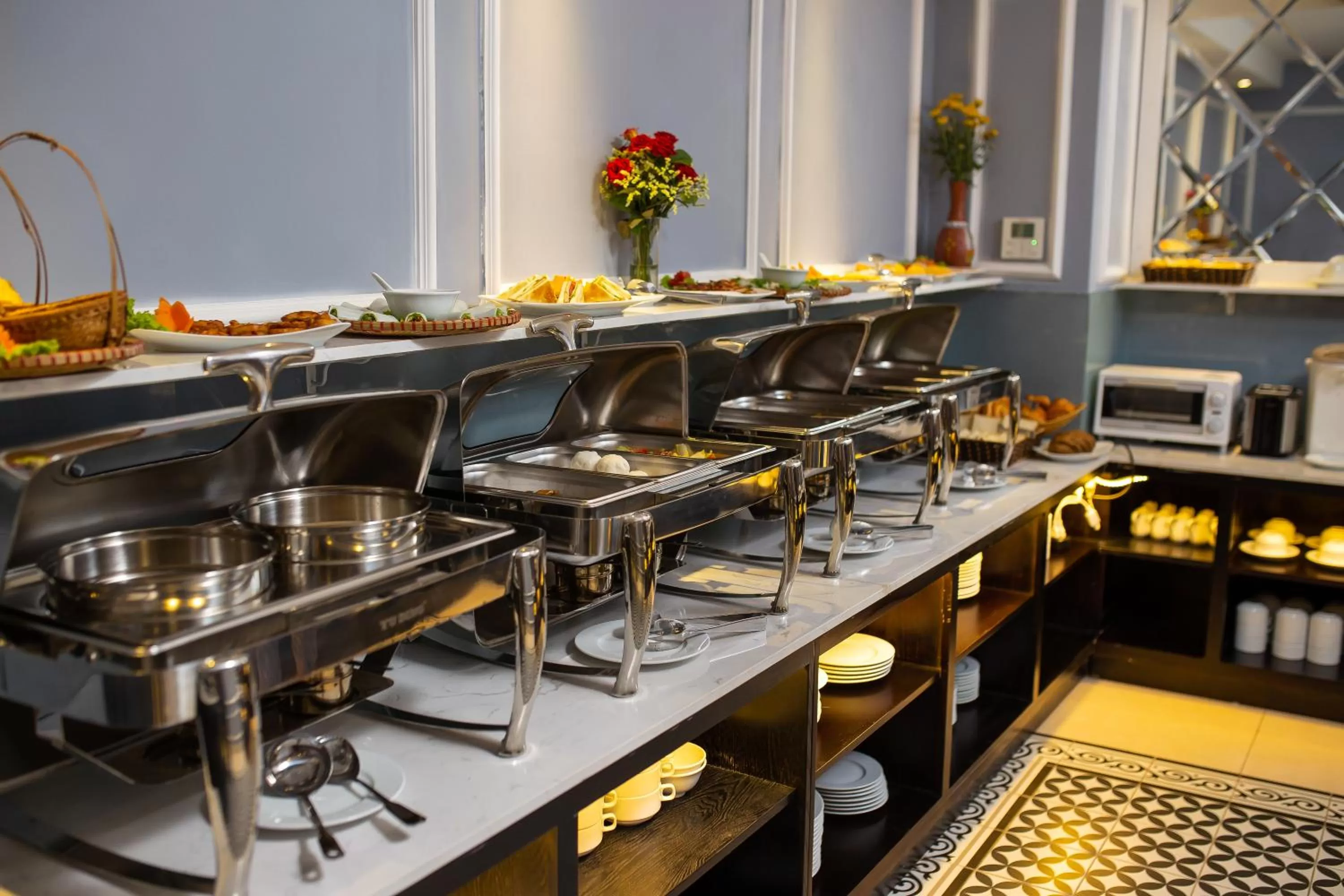 Restaurant/places to eat in 22land Residence Hotel 71 Hang Bong Premium