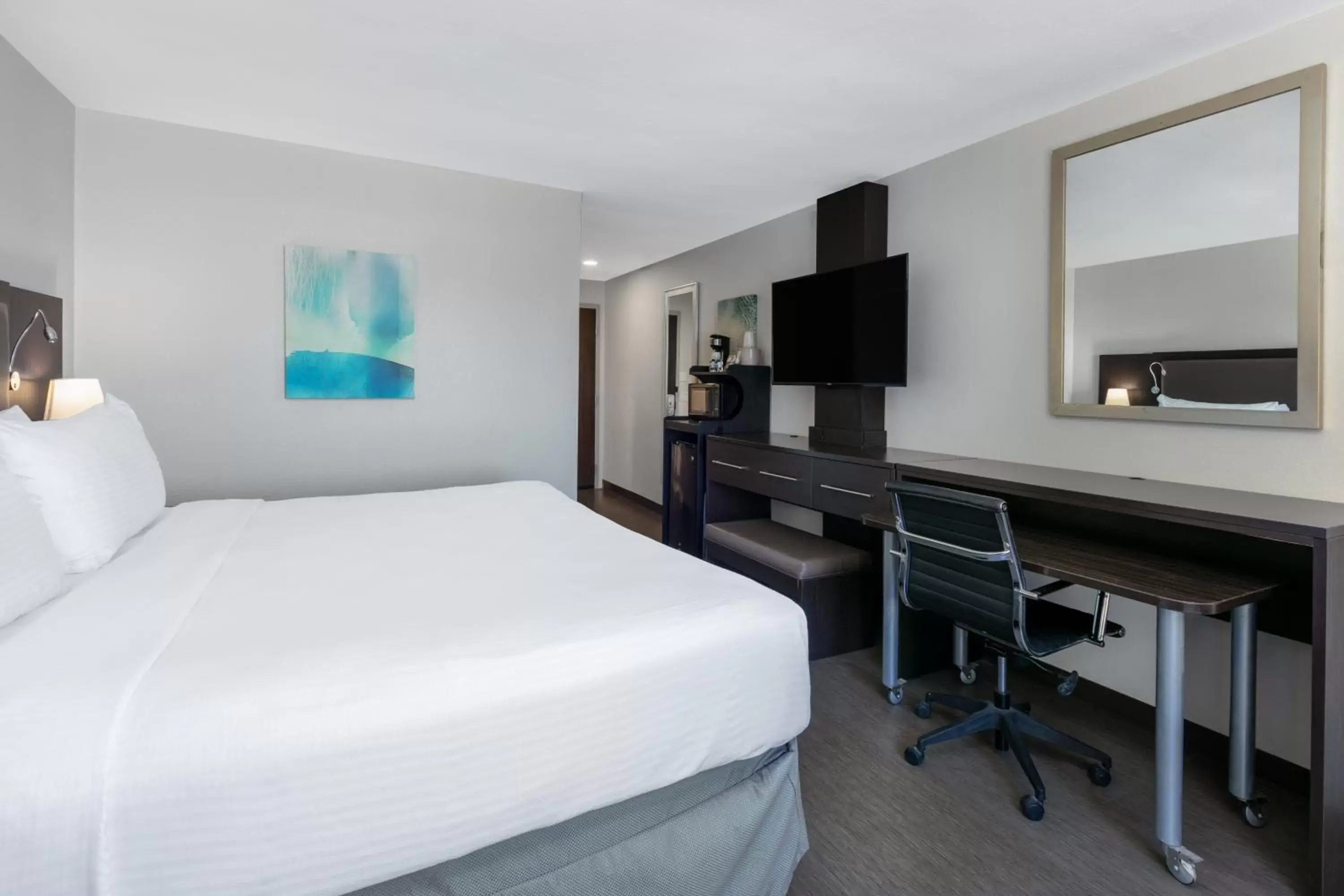 King Room with Bath Tub - Mobility/Hearing Accessible - Non-Smoking in Wyndham Corpus Christi Resort North Padre Island King Room with Bath Tub - Mobility/Hearing Accessible - Non-Smoking in Wyndham Corpus Christi Resort North Padre Island