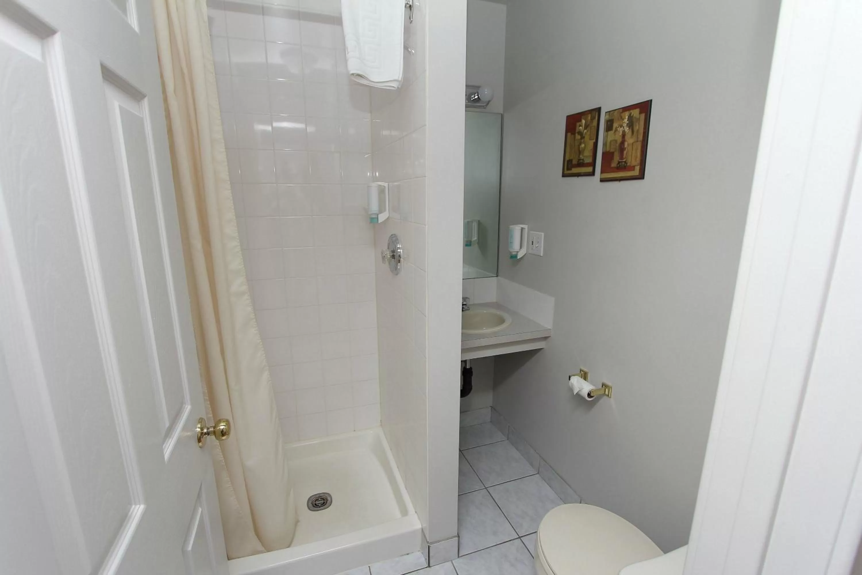 Shower, Bathroom in Royal Hotel Chilliwack