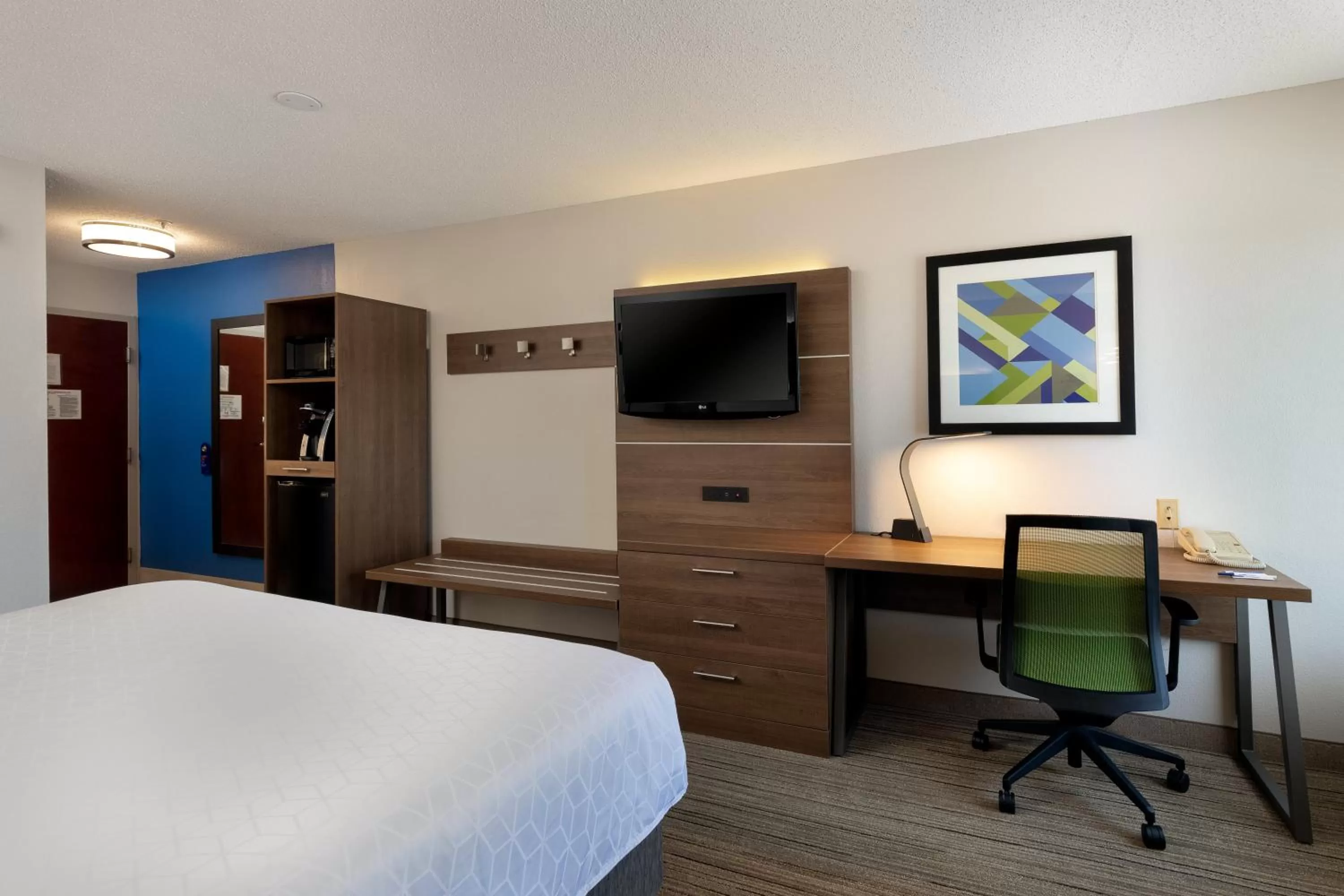 Photo of the whole room, Bed in Holiday Inn Express & Suites Milton East I-10 by IHG